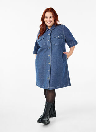 Zizzi Nålestripet denimkjole med brystlommer, Blue Denim Stripe, Model image number 2
