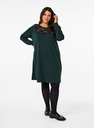 Zizzi Kort joggekjole med blondedetaljer, Scarab, Model image number 2