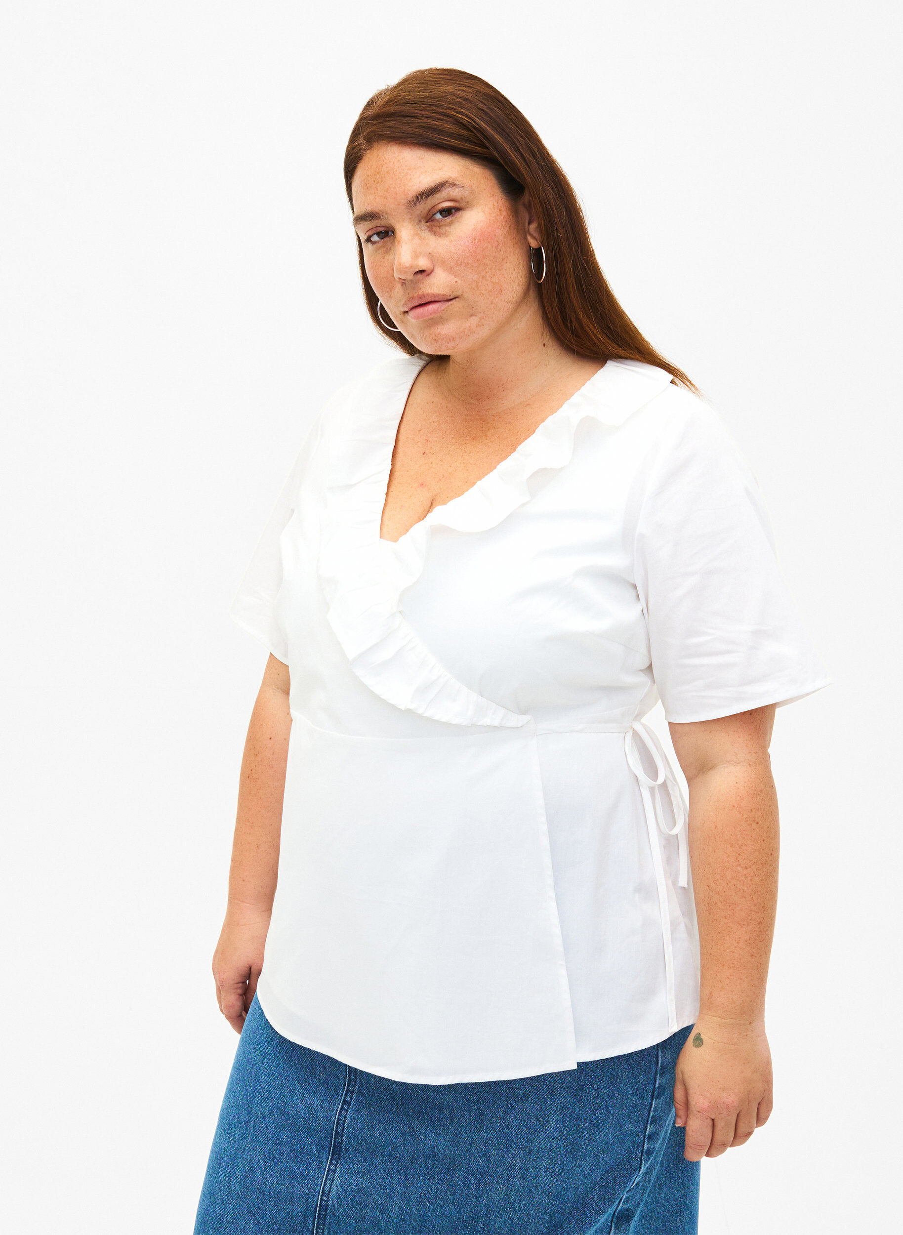 Zizzi Kortermet bluse med volangdetaljer, Hvit, Model image number 0