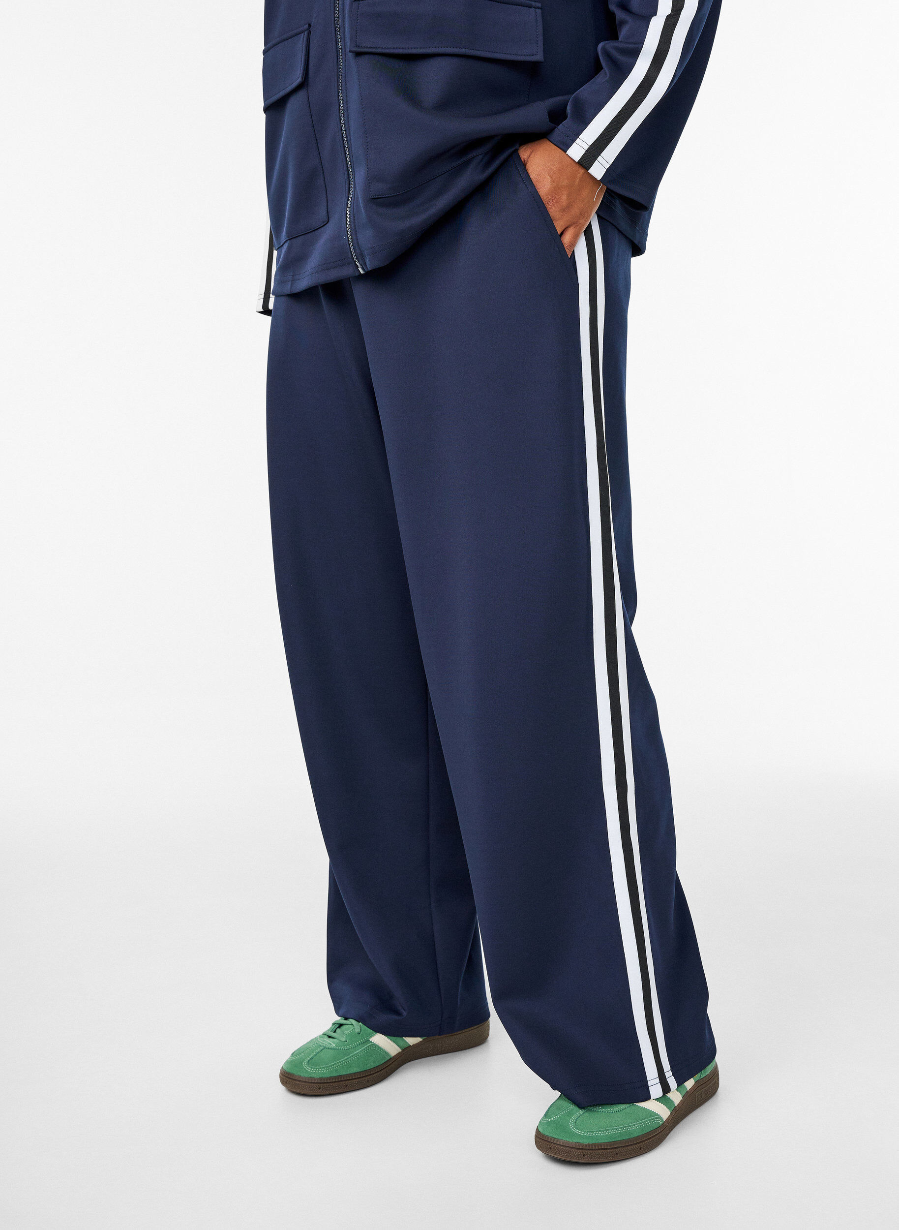 Zizzi Trackpants med h&oslash;y midje og sporty striper, Bl&aring;, Model image number 2