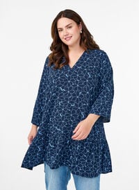 Tunika med et brodert blomster mønster og 3/4 ermer, Blå Tunika med et brodert blomster mønster og 3/4 ermer, Blå, Model