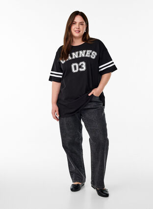 Zizzi Sporty oversized college T-skjorte, Svart, Model image number 1
