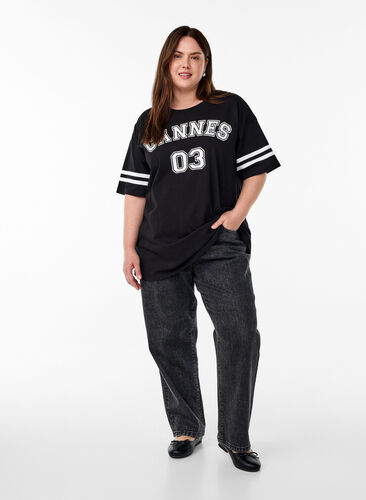 Zizzi Sporty oversized college T-skjorte, Svart, Model image number 1