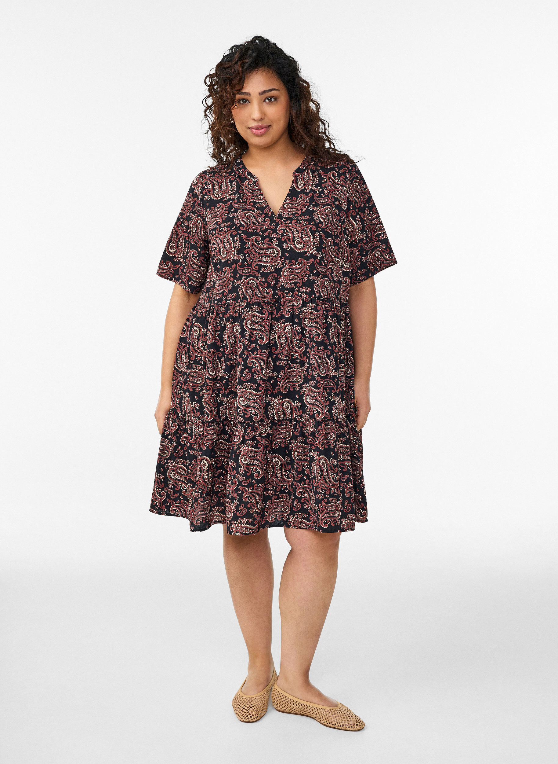 Zizzi Kortermet kjole med A-linje og kuttlinjer, Svart, Model image number 1