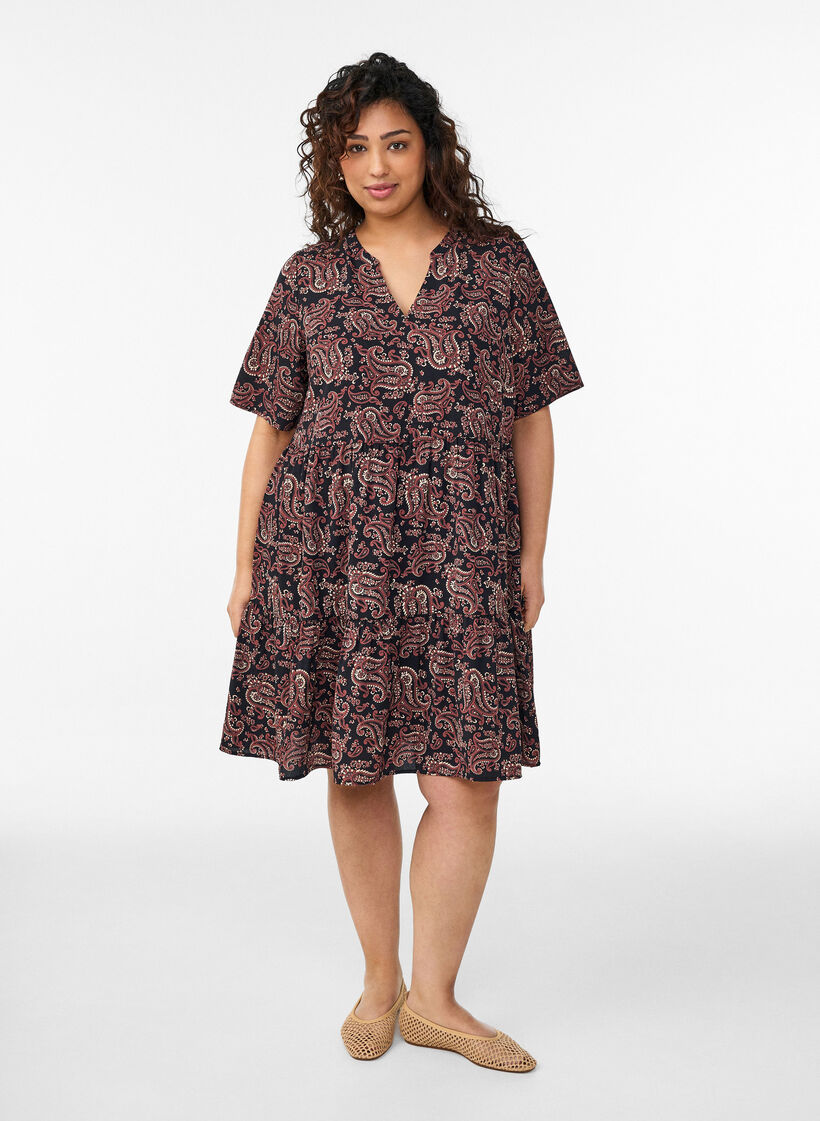 Kortermet kjole med A-linje og kuttlinjer, Svart, Model image number 1