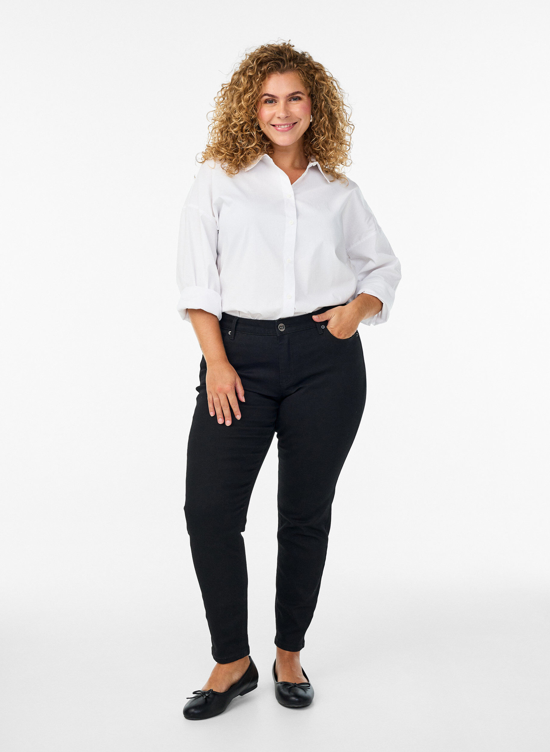 Emily jeans i smal passform og normalt h&oslash;y midje, Svart, Model