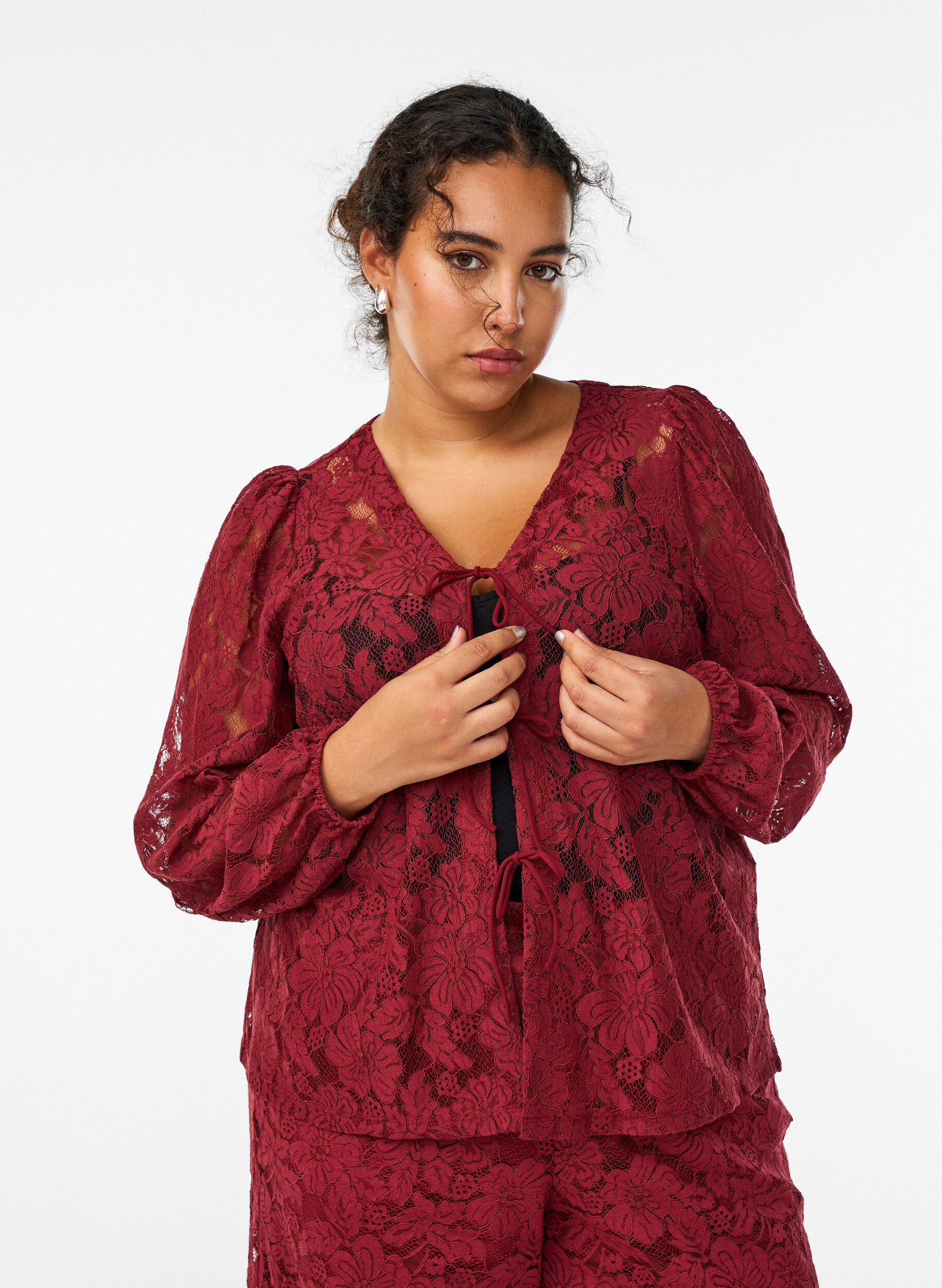Bluse med blonder, &aring;pen front og knytestrenger, M&oslash;rk Bordeaux, Model