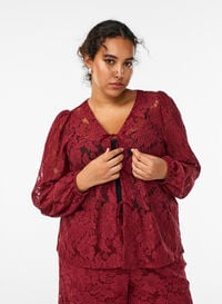 Bluse med blonder, åpen front og knytestrenger, Mørk Bordeaux Bluse med blonder, åpen front og knytestrenger, Mørk Bordeaux, Model