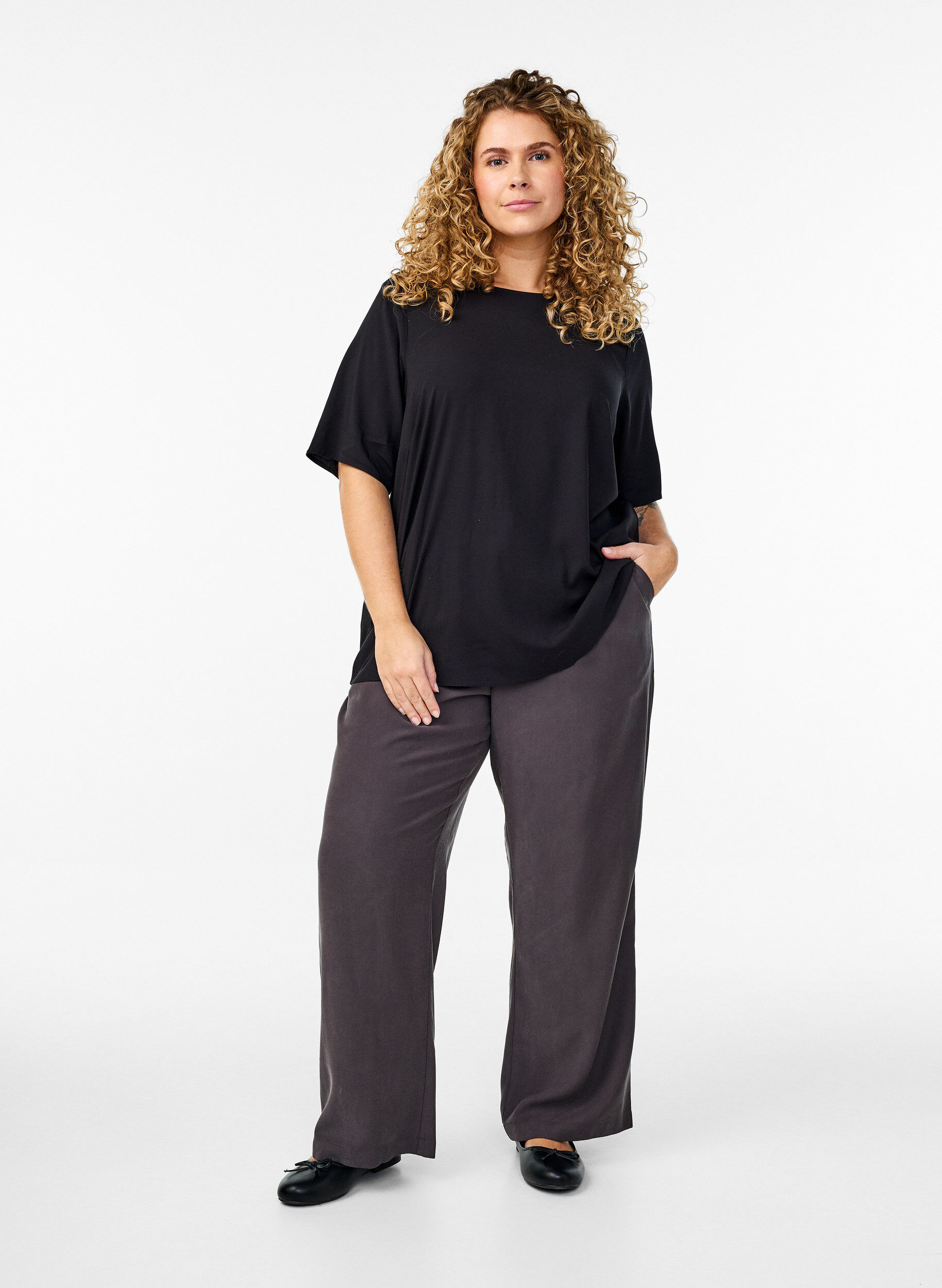 ZizziVevet bluse med korte ermer og rund hals, Svart, Model image number 1