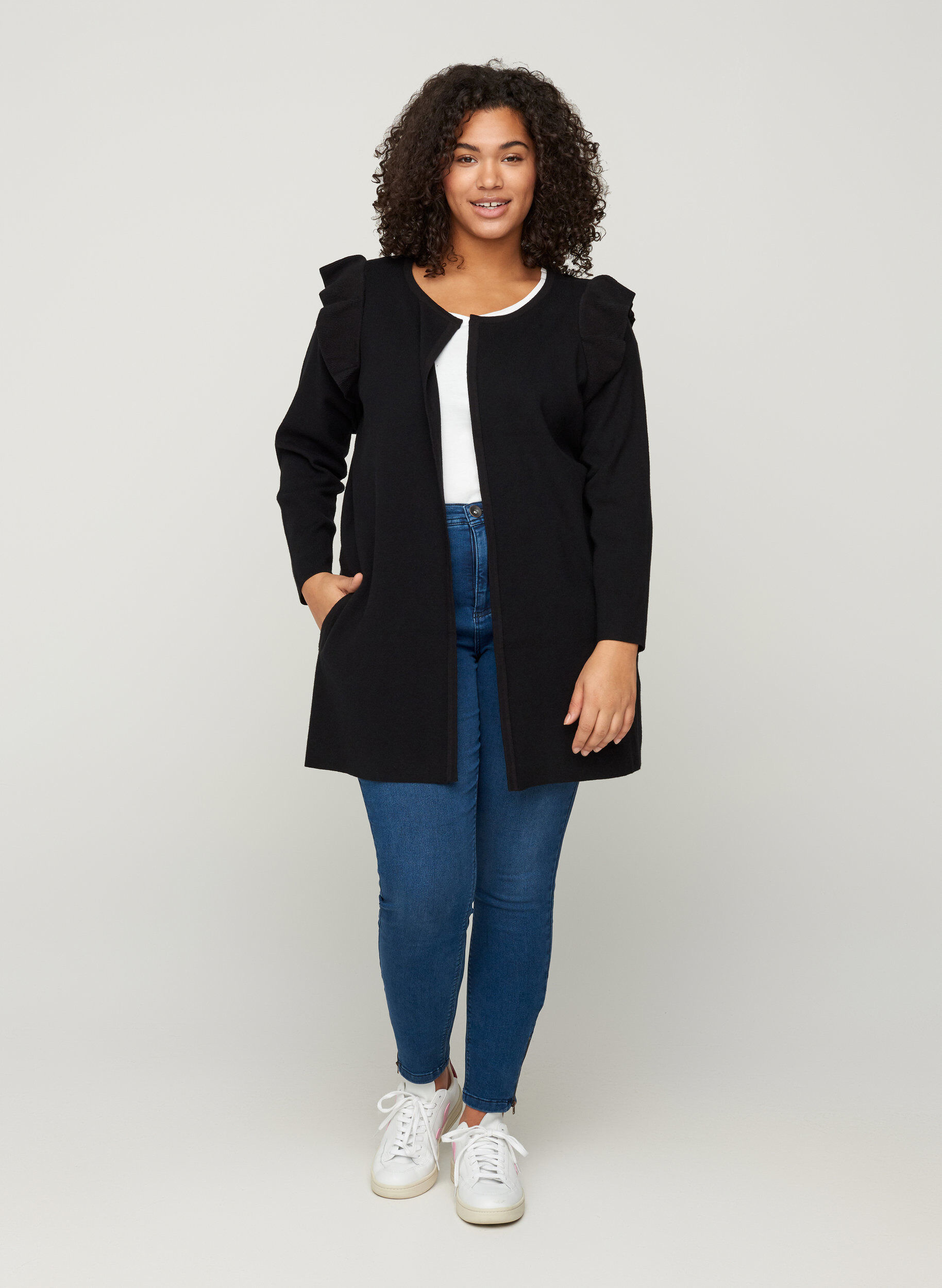 Zizzi Strikkecardigan med volanger og lommer, Black, Model image number 2