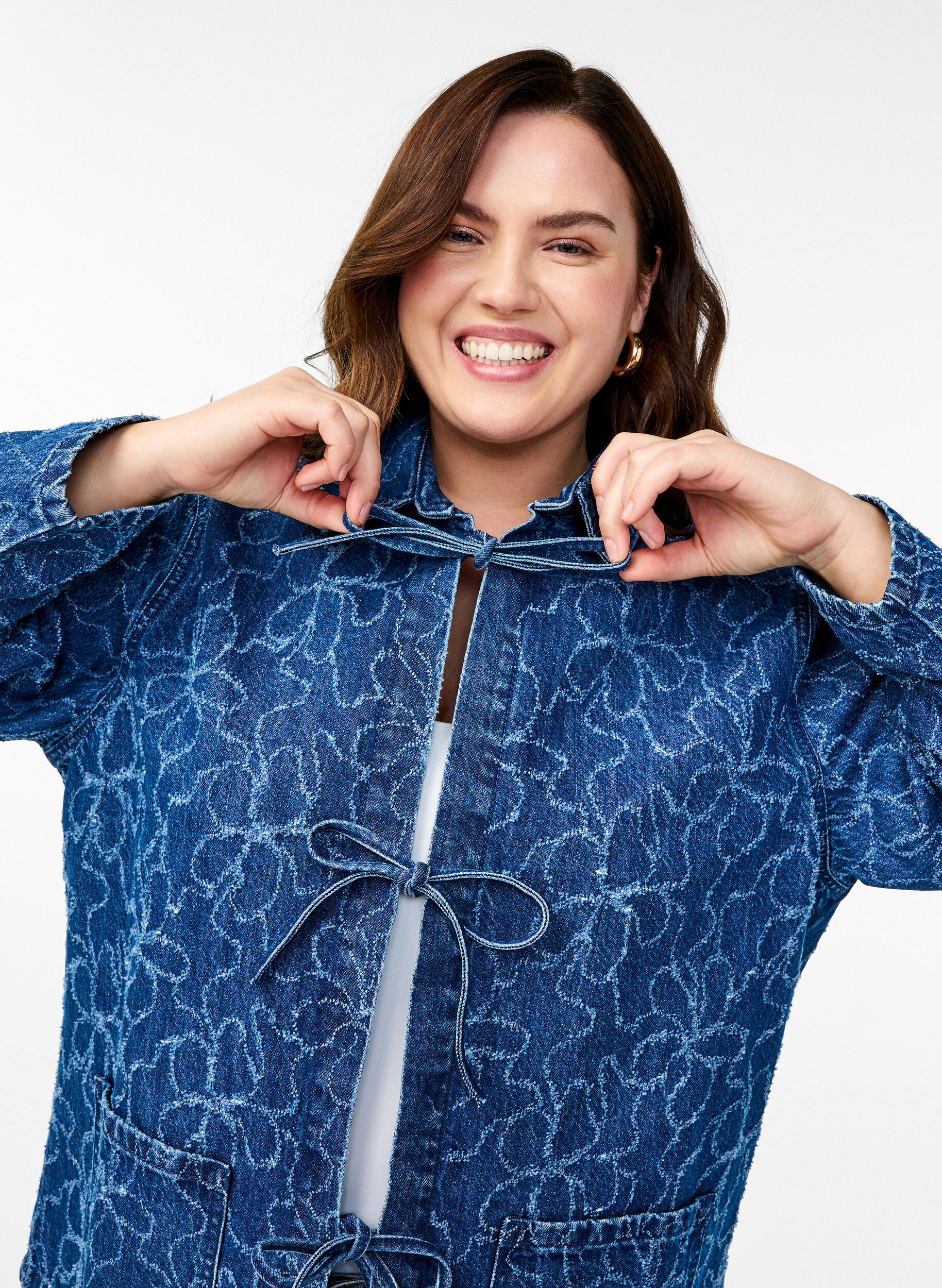 Zizzi Denimjakke med knytelukking og lommer, Blue Denim Destroy, Model image number 2