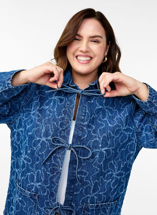 Zizzi Denimjakke med knytelukking og lommer, Blue Denim Destroy, Model image number 2