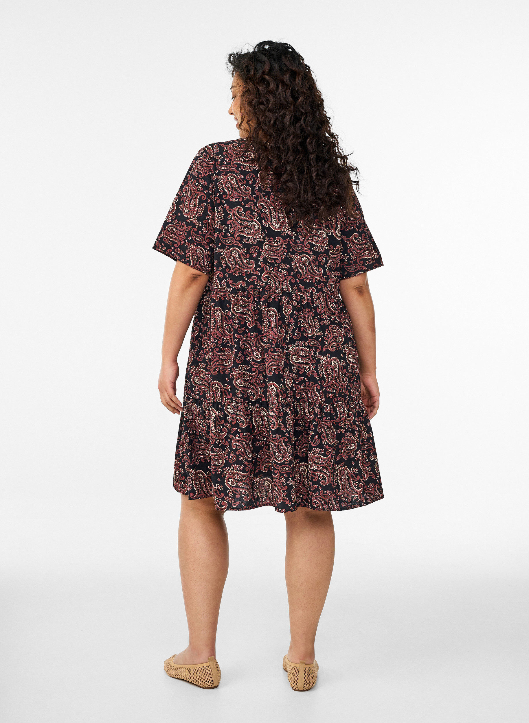 Zizzi Kortermet kjole med A-linje og kuttlinjer, Svart, Model image number 2