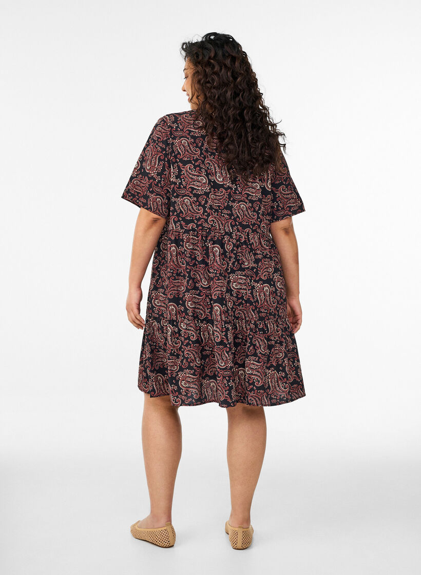 Kortermet kjole med A-linje og kuttlinjer, Svart, Model image number 2