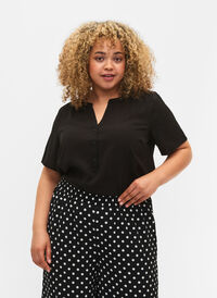Bluse med korte ermer og V-hals (GRS), Black, Model