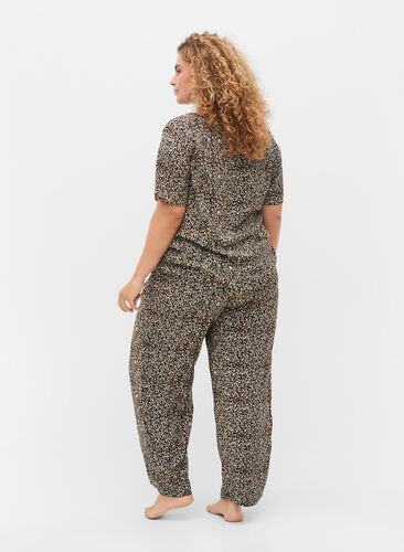 Løse pysjamasbukser i viskose med mønster, Black Flower AOP, Model image number 1