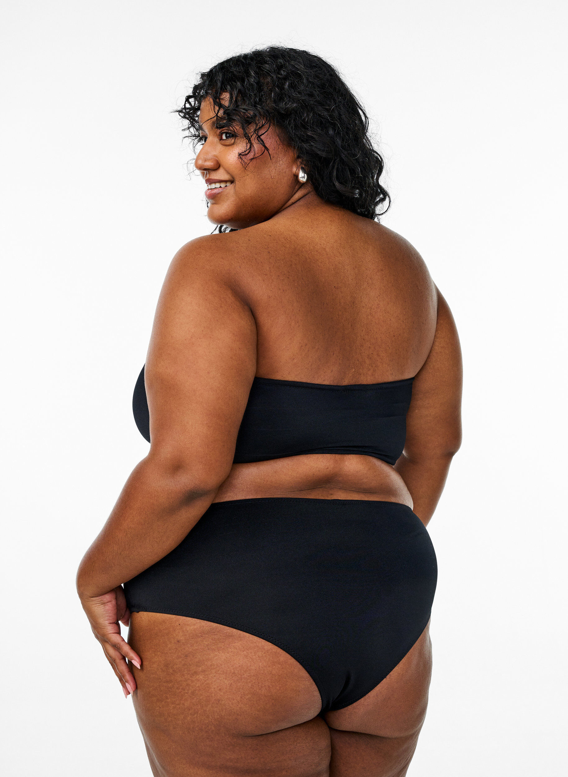 Zizzi Ensfarget bandeau-bikinitopp, Svart, Model image number 2