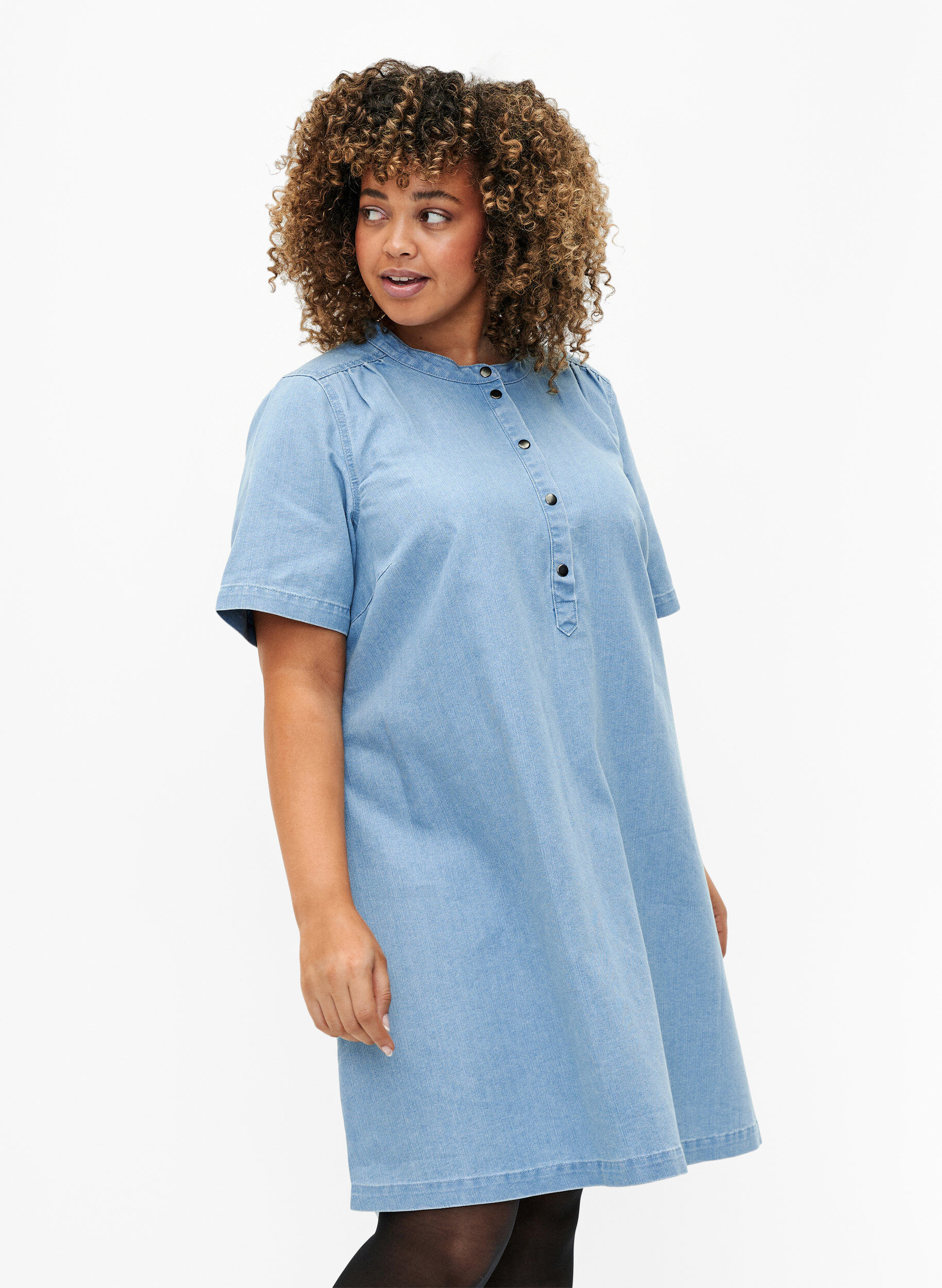 ZizziA-formet dongerikjole med korte ermer, Light blue denim, Model image number 0