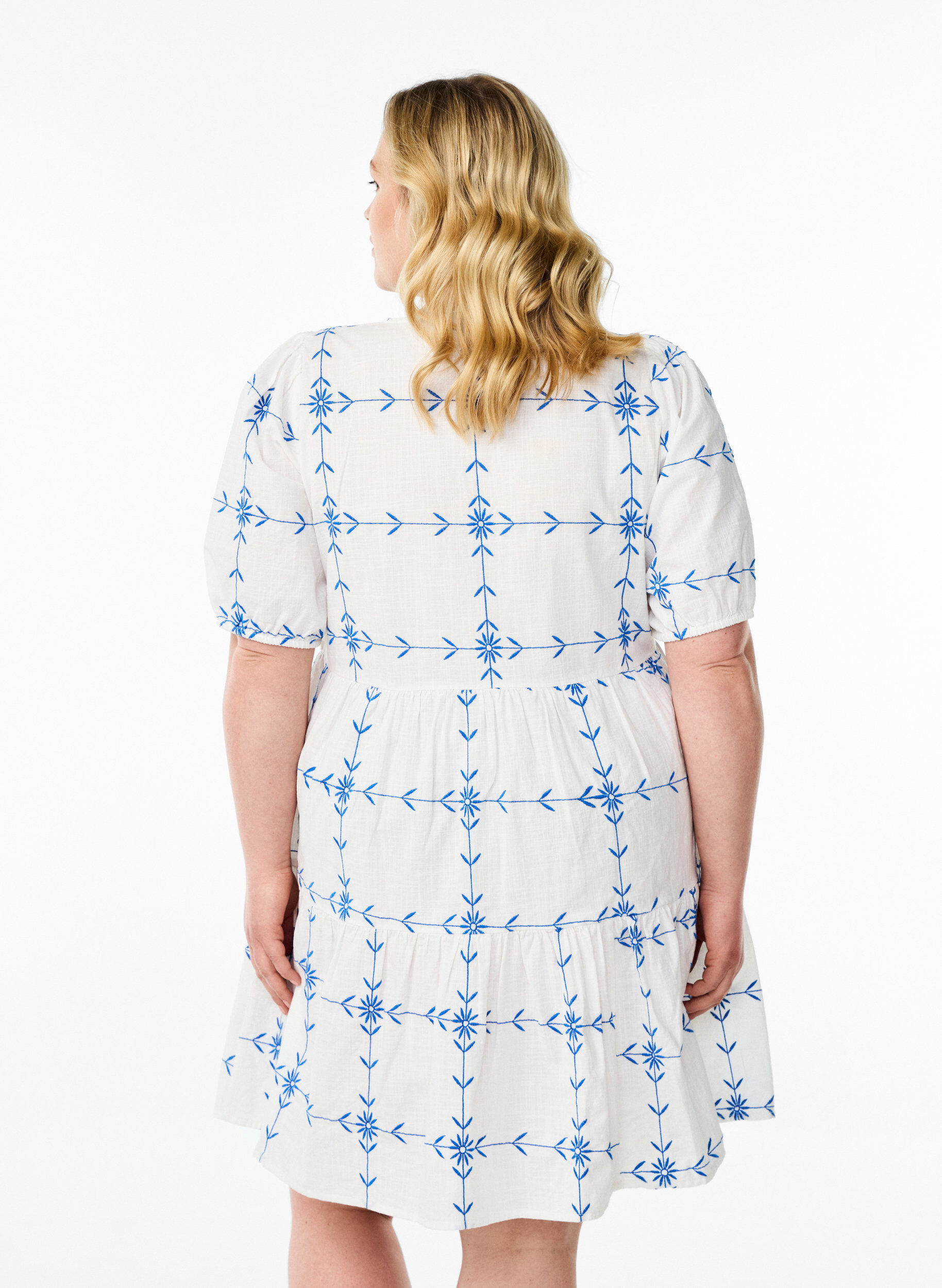 Zizzi Kort kjole med V-hals og broderi, Hvit, Model image number 2