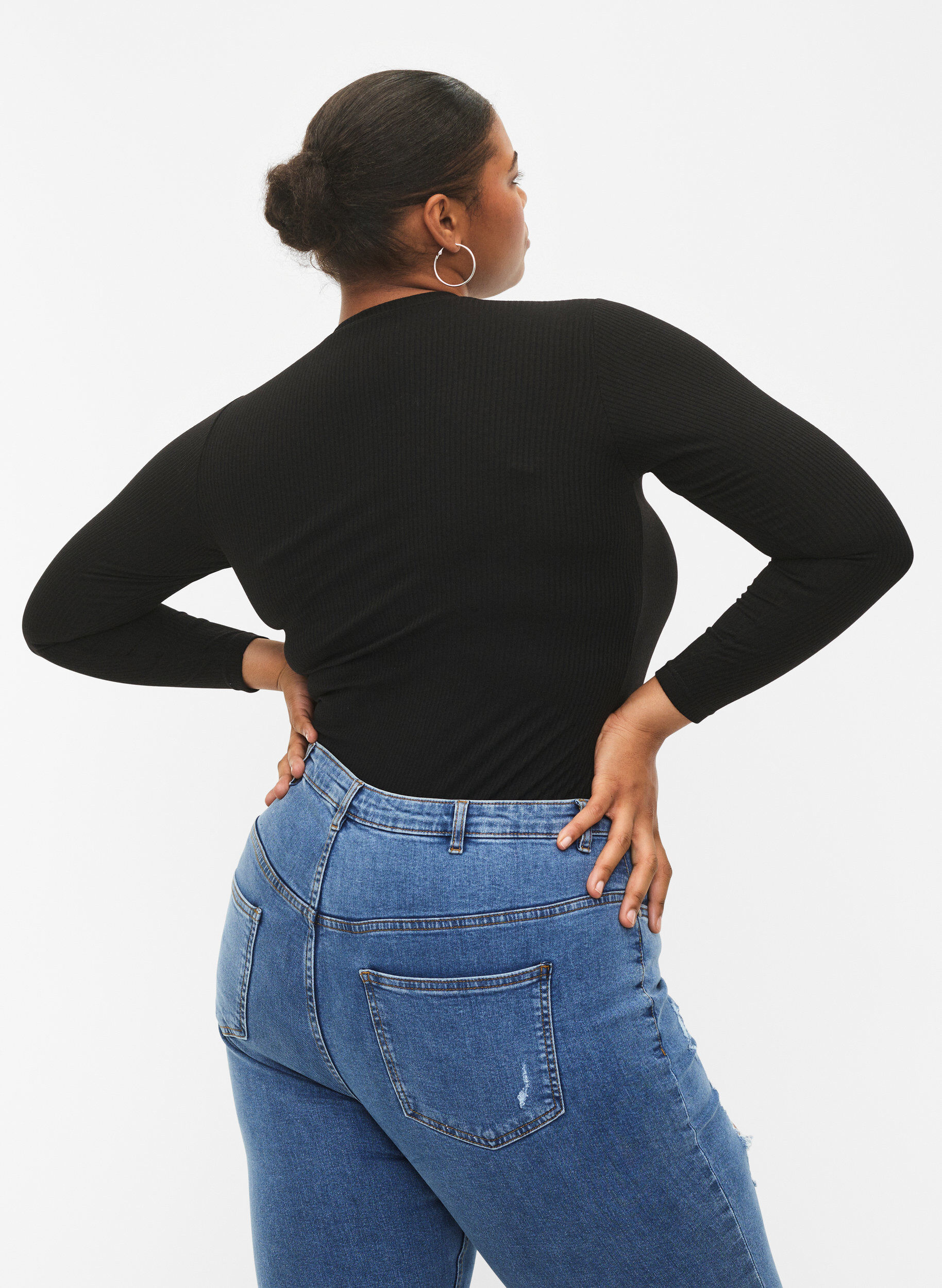 Zizzi Langermet, ribbestrikket bluse med hulldetaljer, Black, Model image number 1