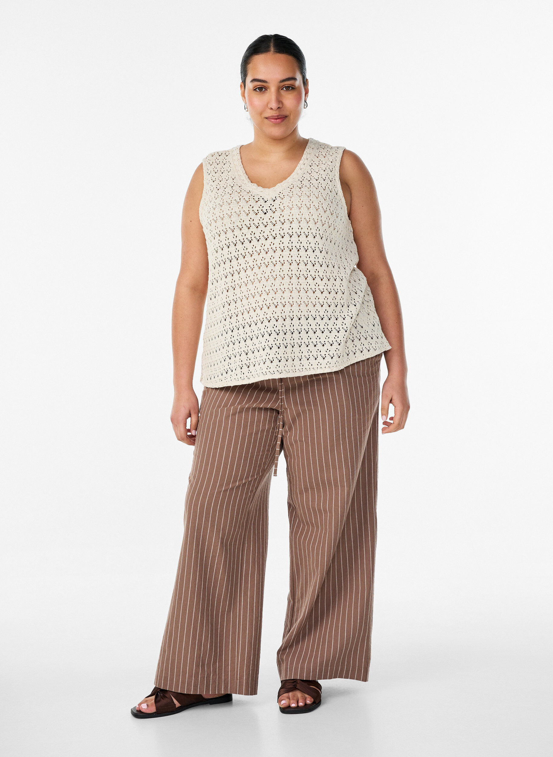 ZizziErmel&oslash;s bluse med hullbroderi og V-hals, Beige, Model image number 1