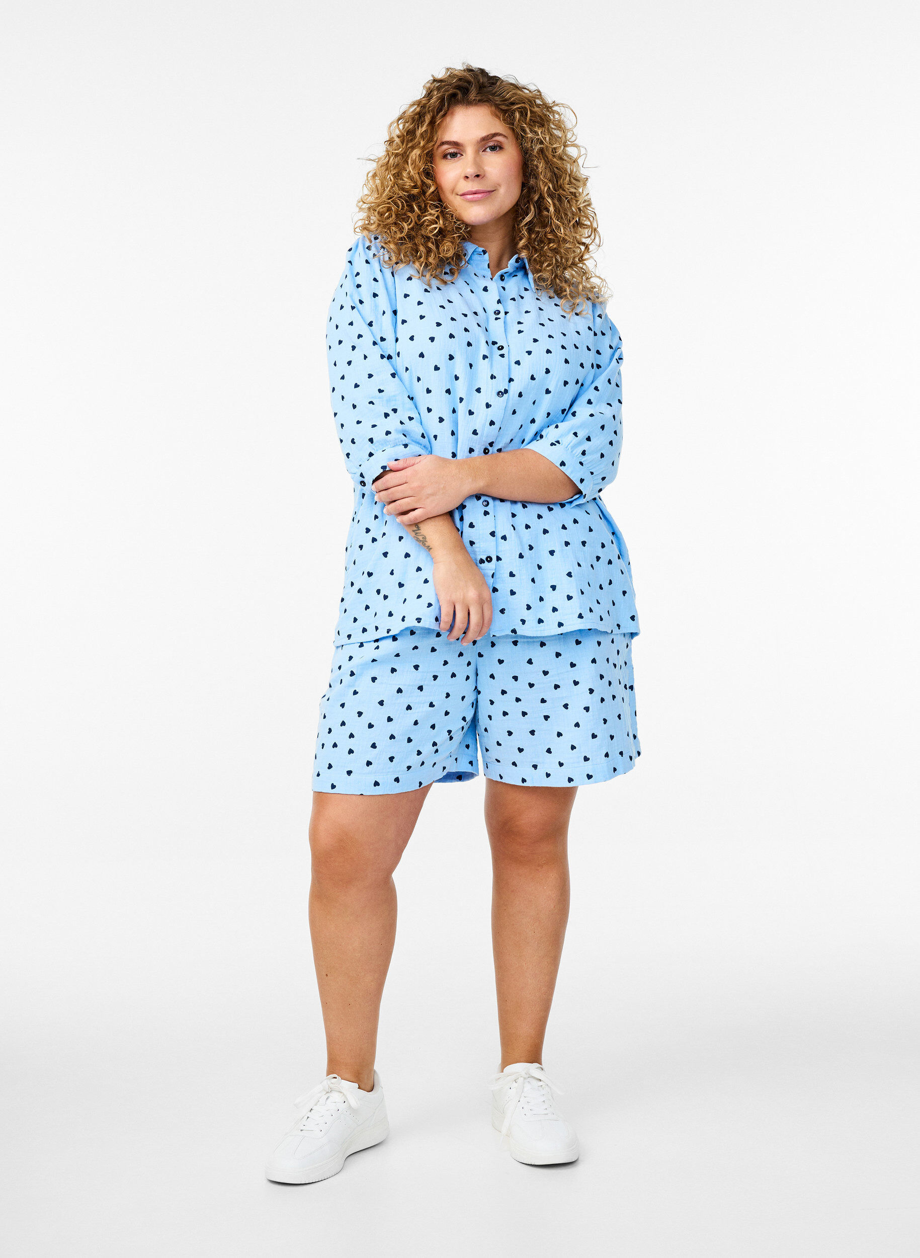 Zizzi Bomullsmuslinshorts med hjerter, Bl&aring;, Model image number 1