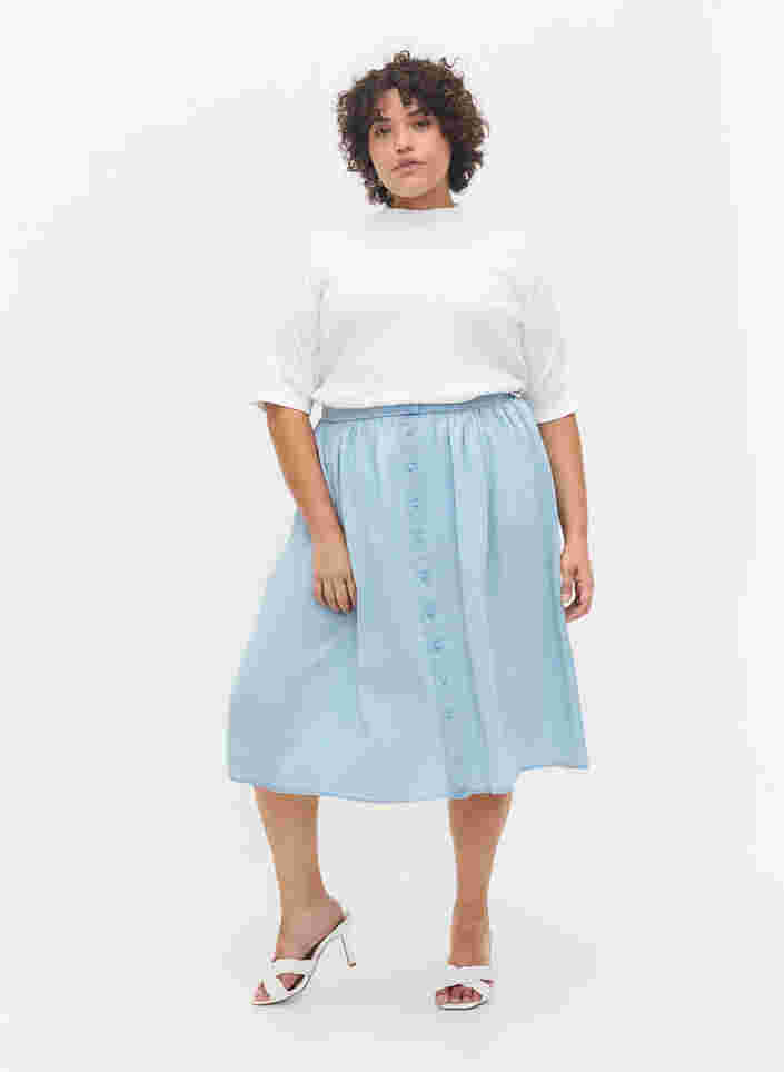 Løst skjørt med knapper, Light blue denim, Model