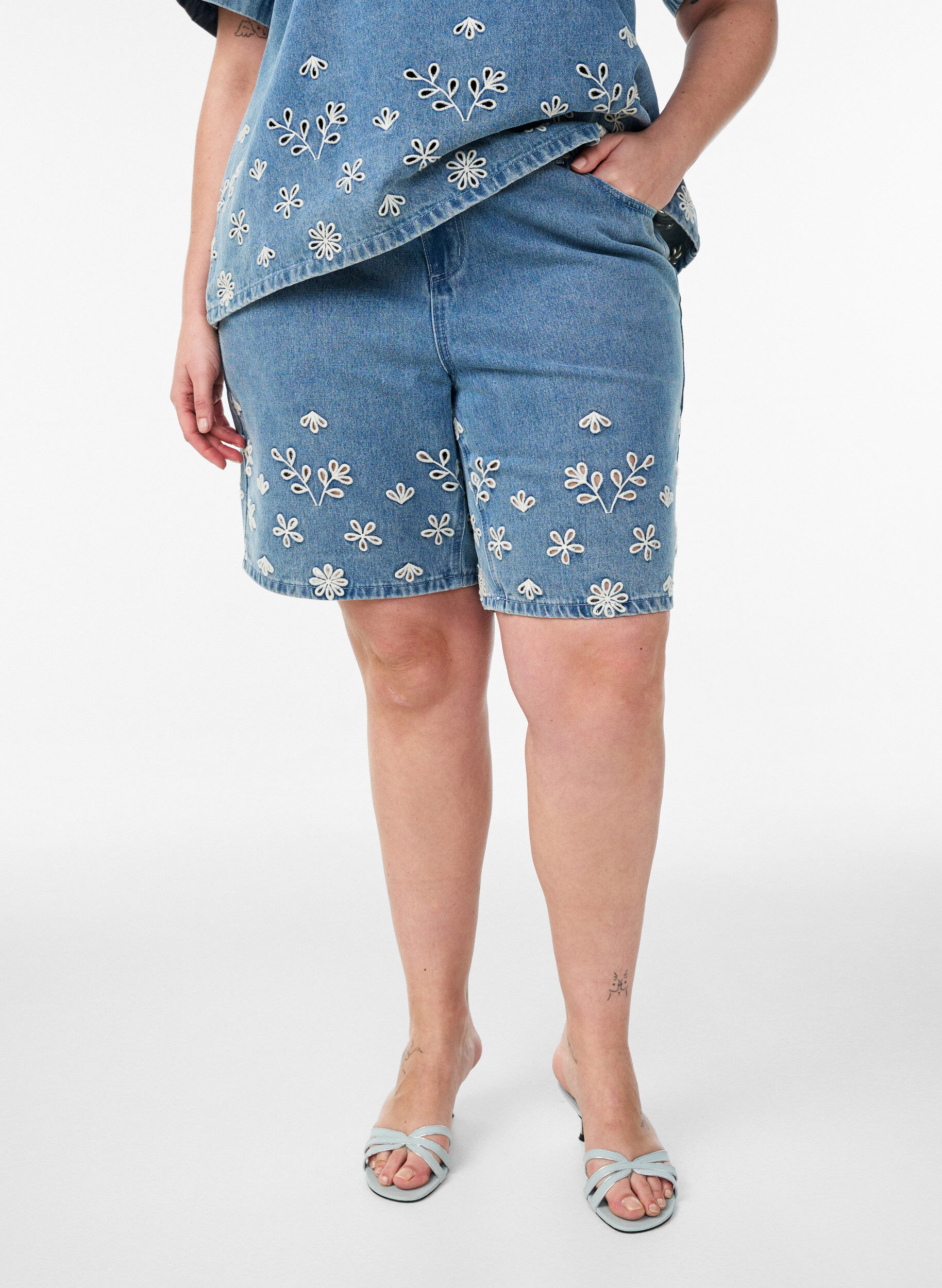 Zizzi Denimshorts med broderie anglaise og h&oslash;y midje, Bl&aring;, Model image number 3