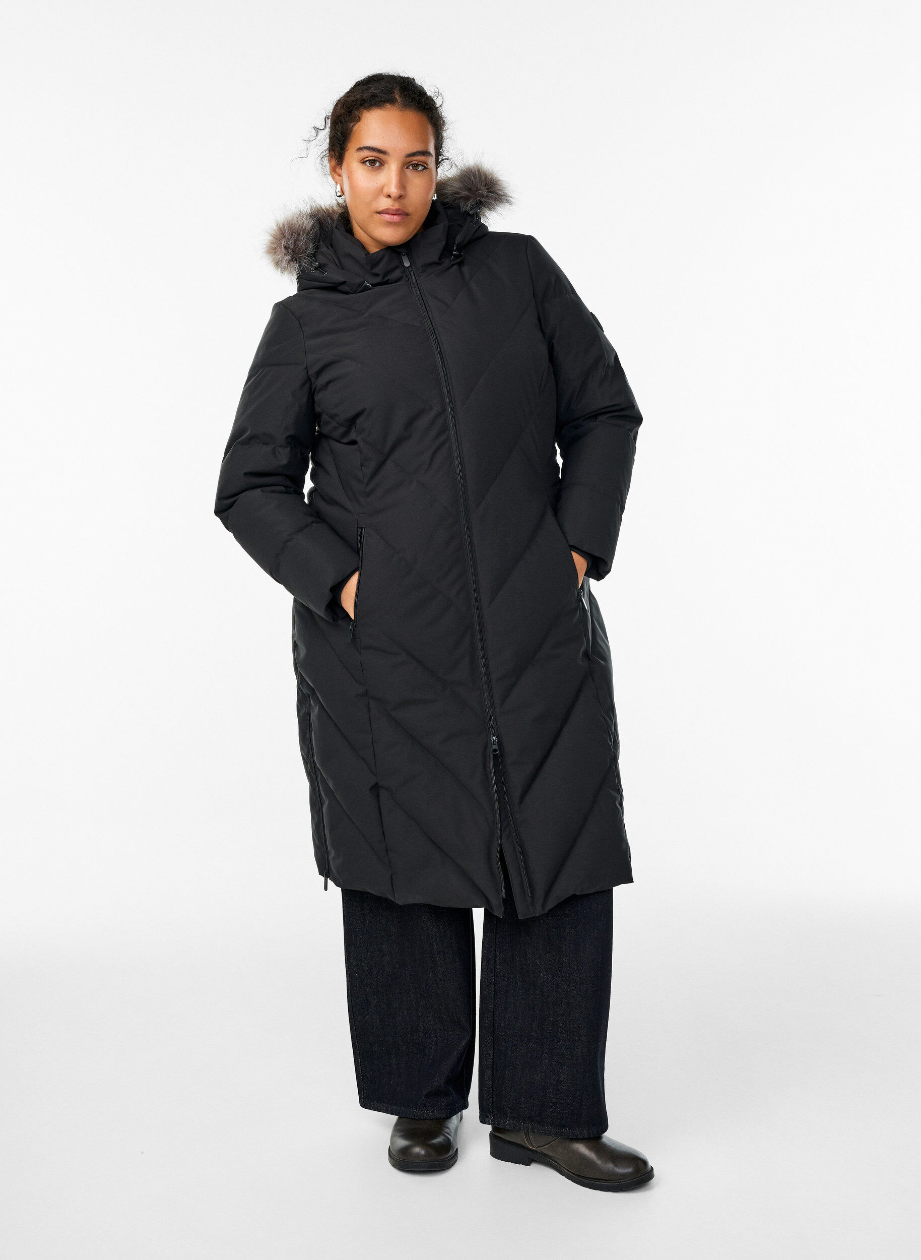 ZizziLang vinterk&aring;pe med kroklukking og en imitert pelskrage, Svart, Model image number 0