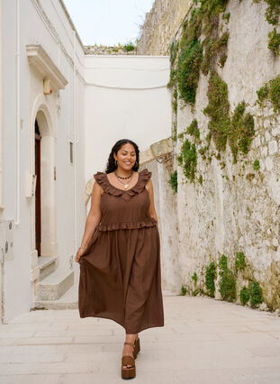 Zizzi Ermeløs midikjole med volangedetaljer, Brun, Image image number 0