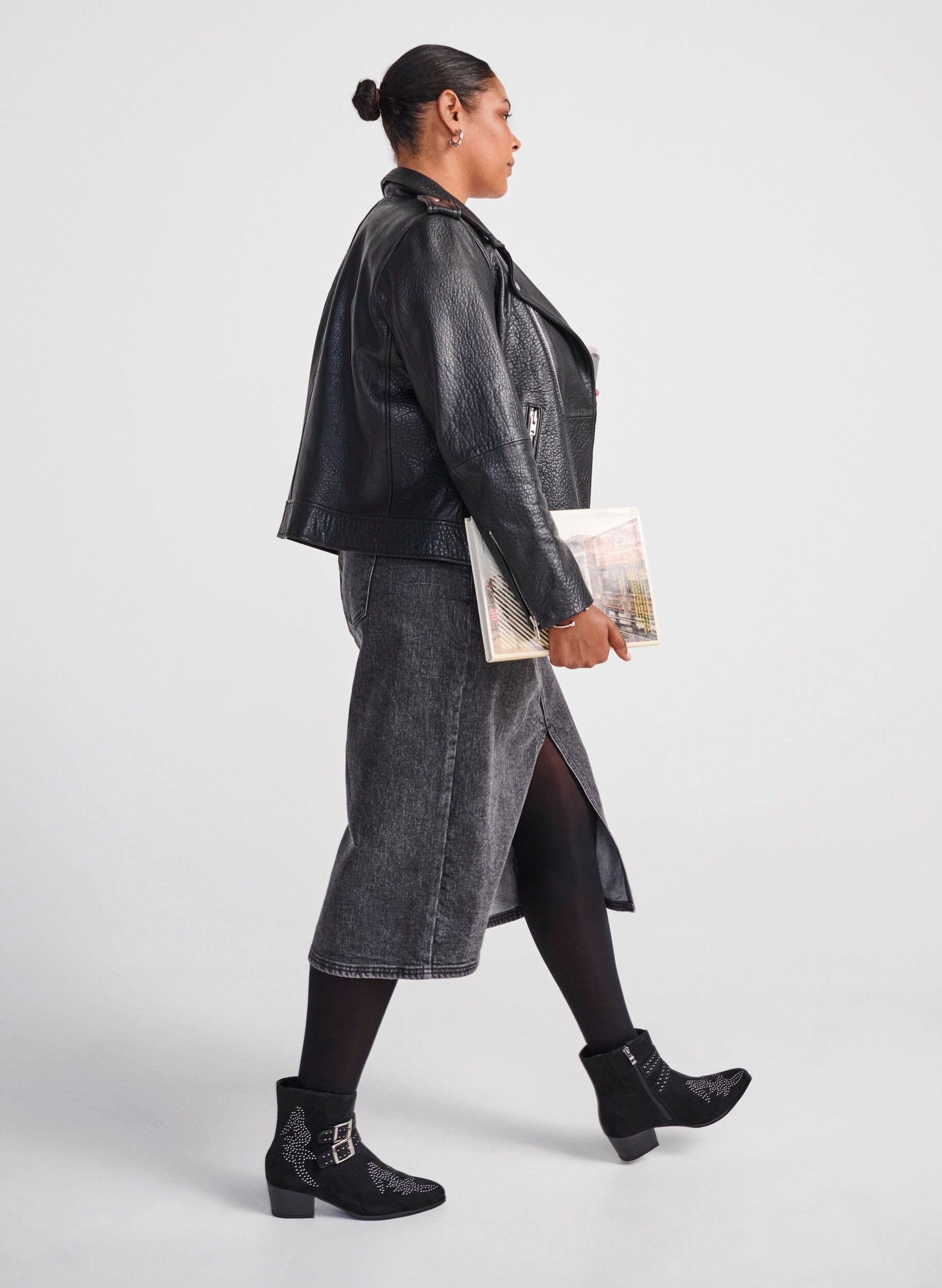 Zizzi Wide fit - Kort st&oslash;vel med nagler og spenner, Black, Image image number 0