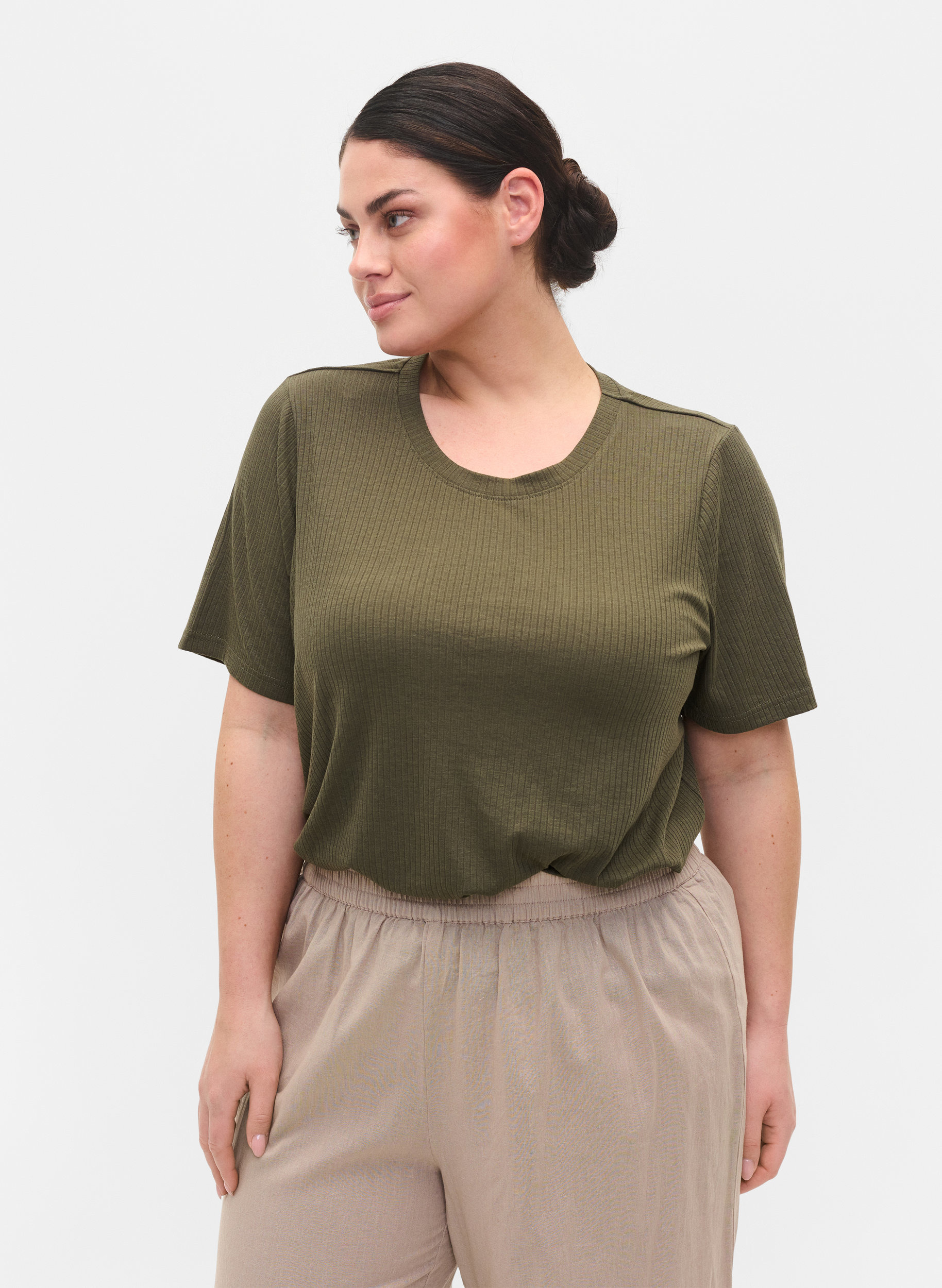 Kortermet T-skjorte i et ribbet materiale, Dusty Olive, Model