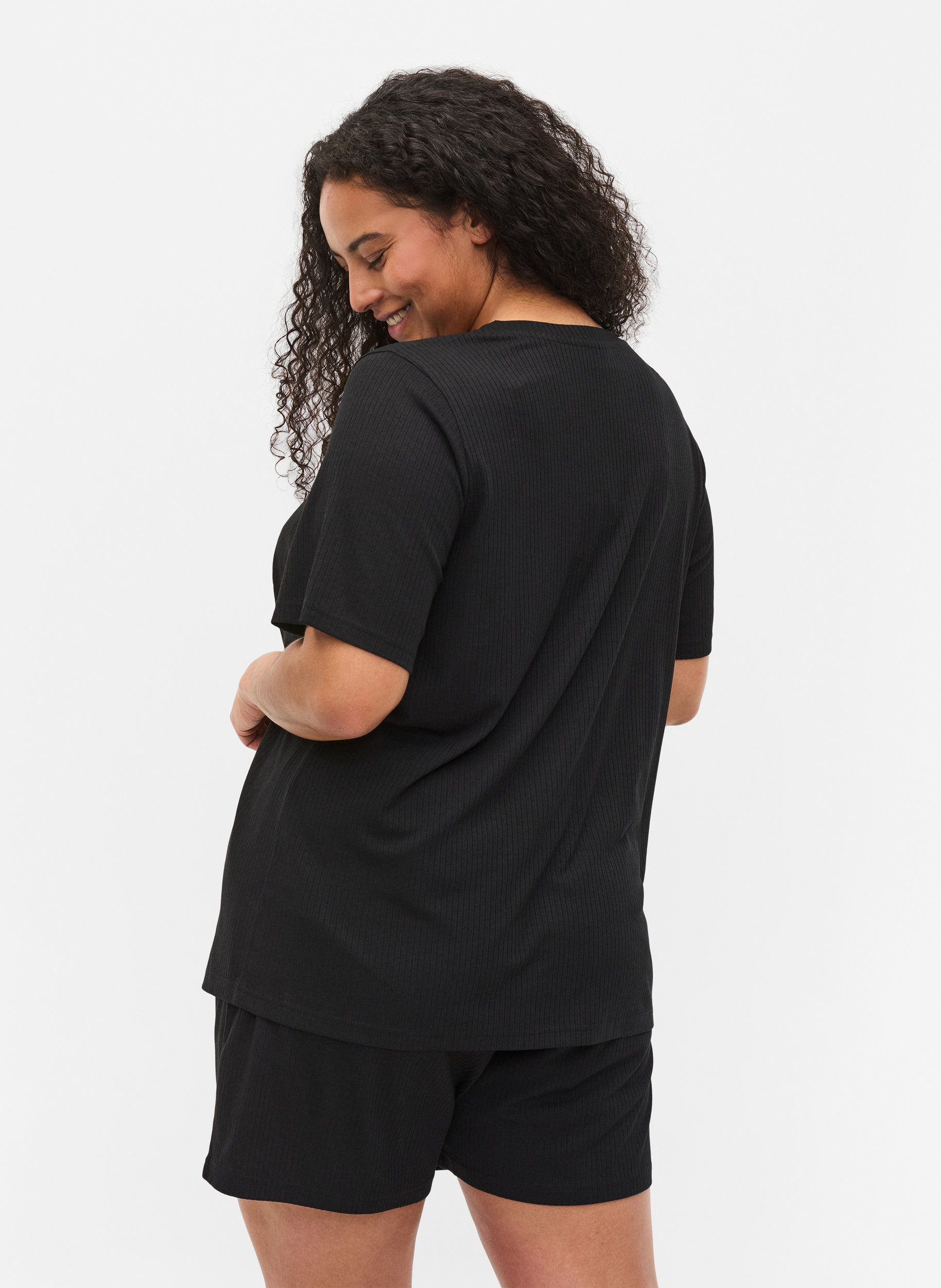 Kortermet T-skjorte i et ribbet materiale, Black, Model