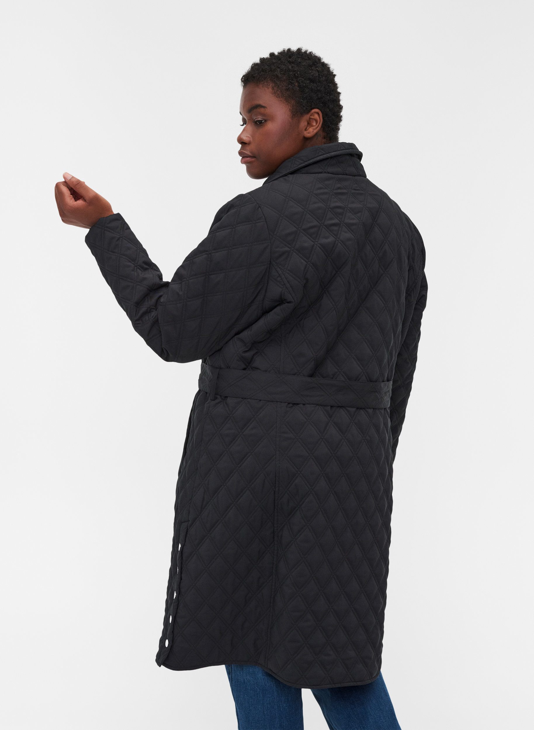 Lang quiltet jakke med belte, Black, Model image number 1