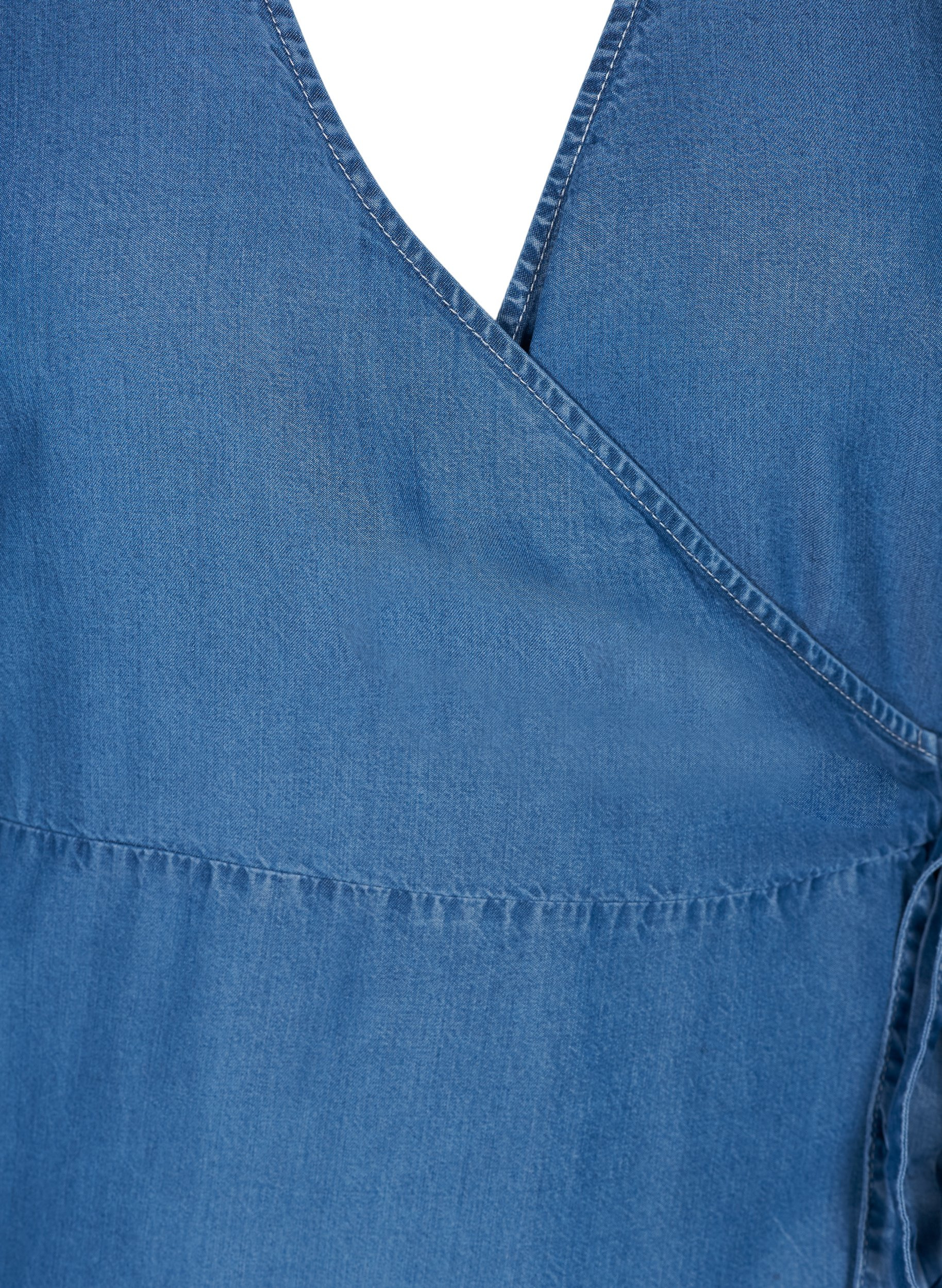 Kort omslagskjole i lyocell, Mid blue denim, Packshot image number 2