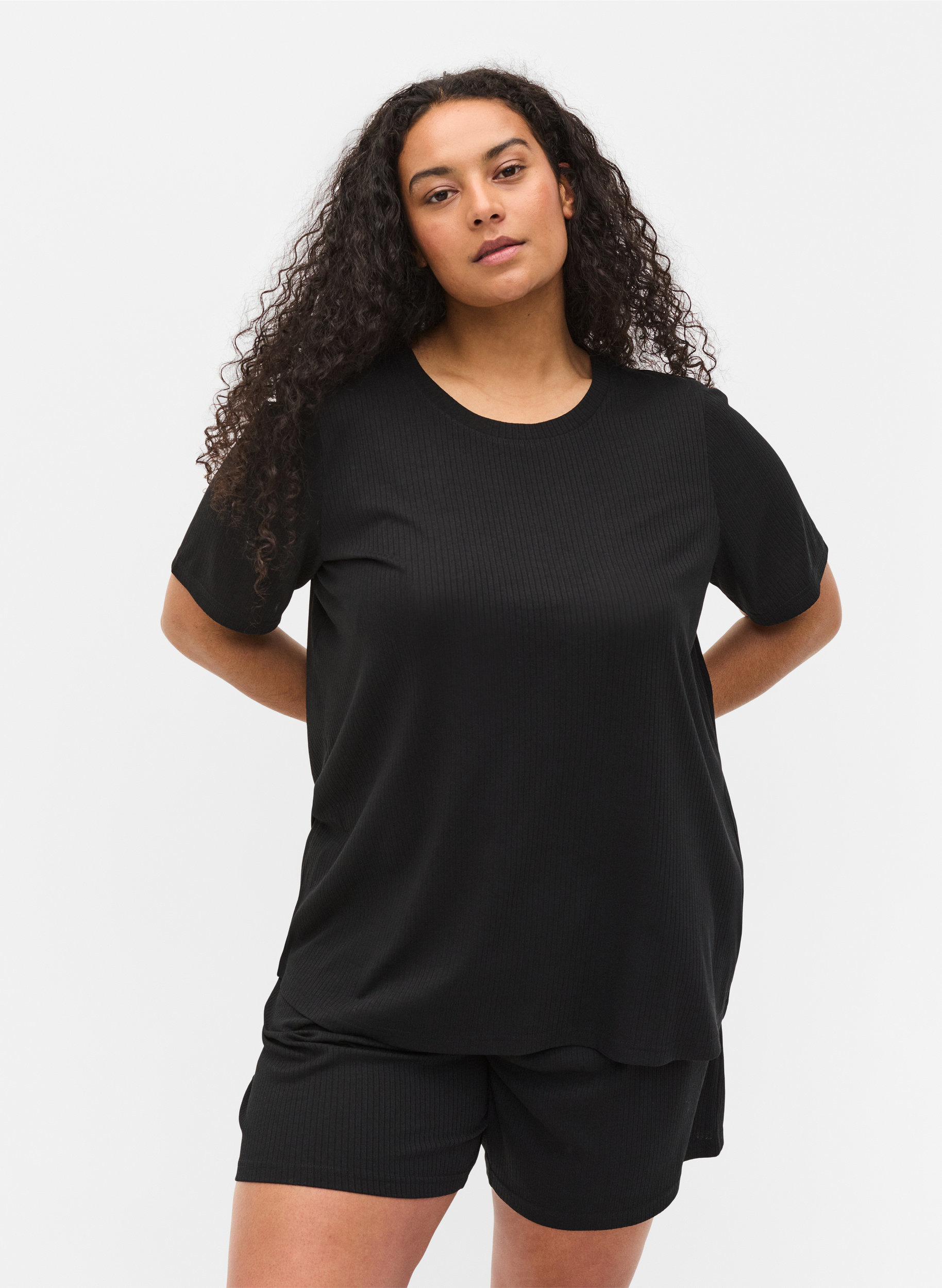 Kortermet T-skjorte i et ribbet materiale, Black, Model