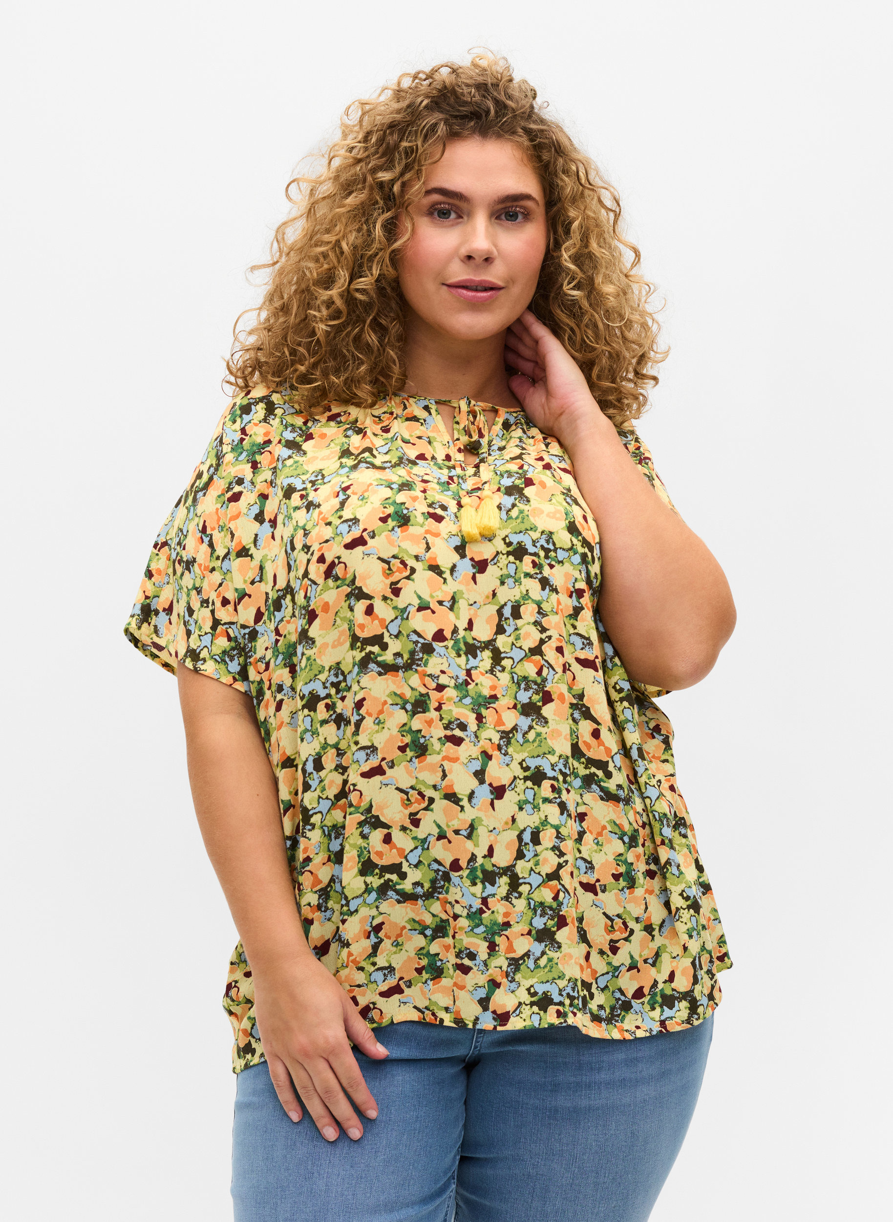 Kortermet viskosebluse, Yellow Summer AOP, Model