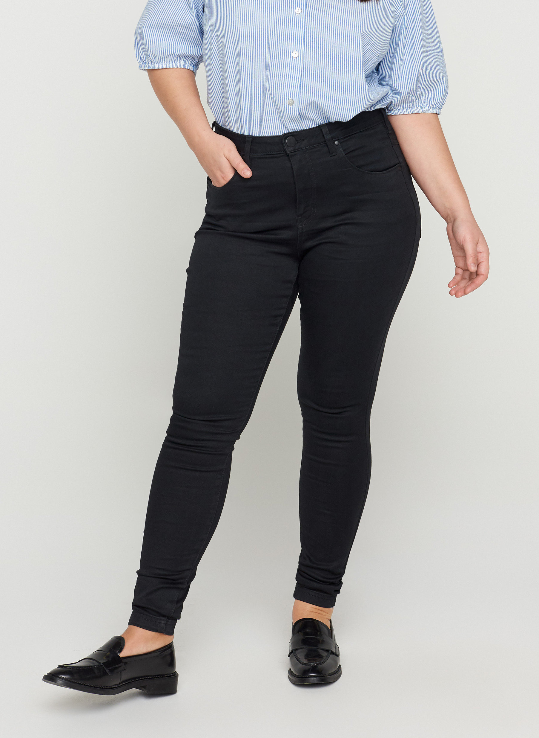 Super slim Amy jeans med høyt liv, Black, Model image number 4