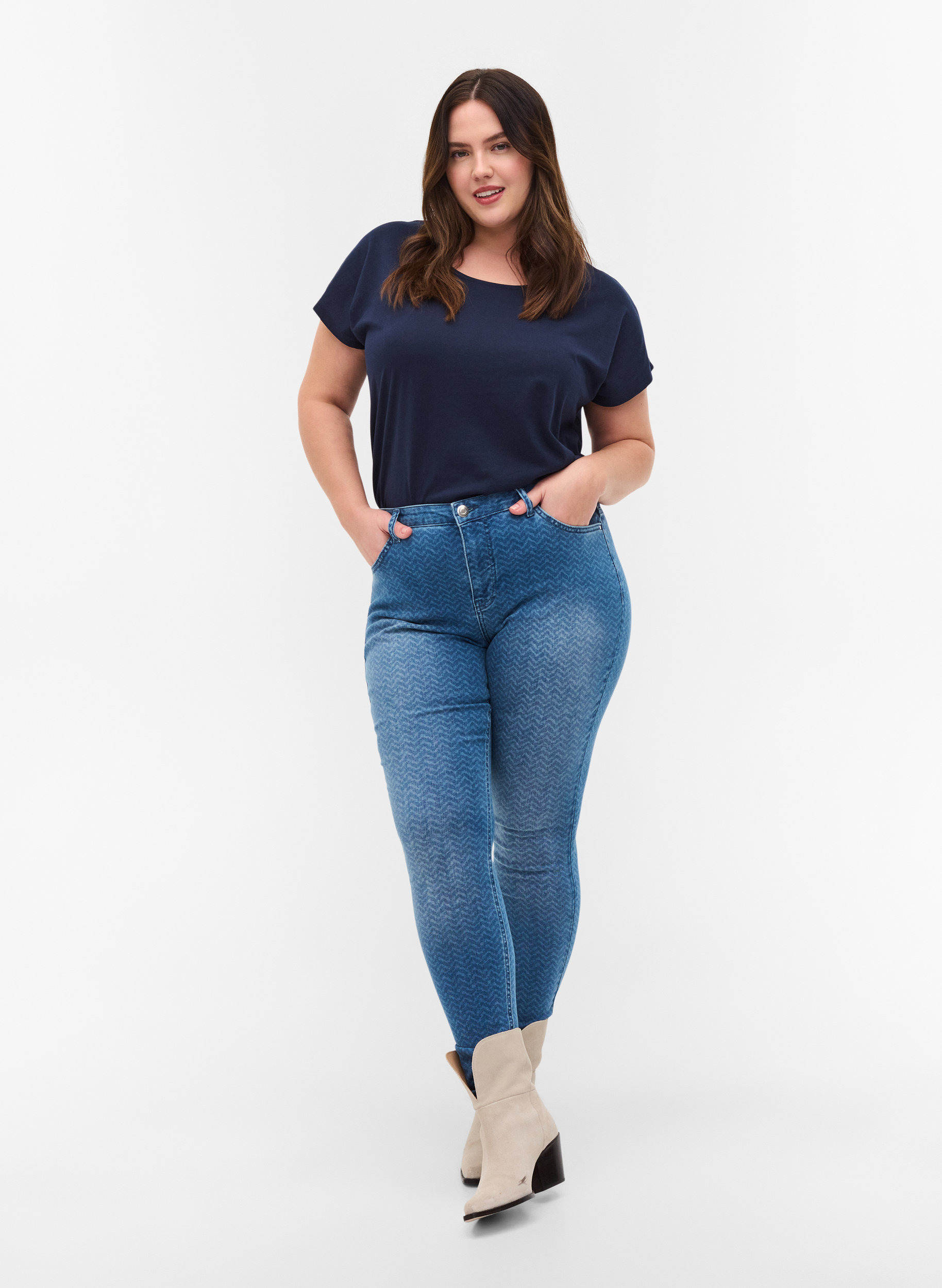 Mønstrete Amy jeans med høyt liv, Ethnic Print, Model