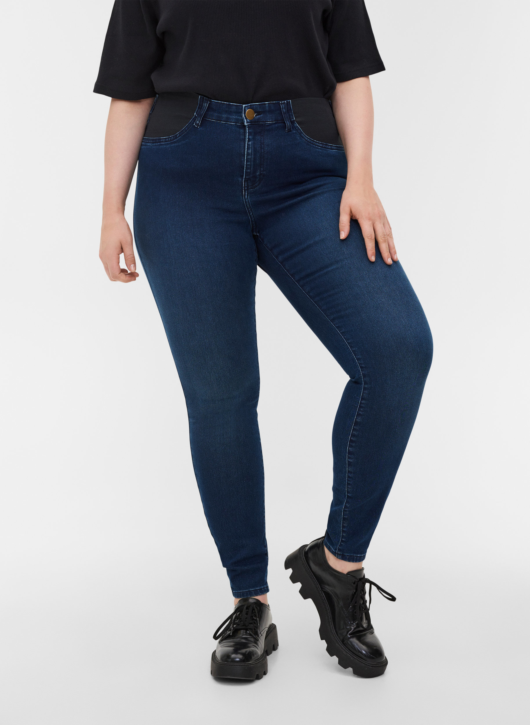 Super slim Amy jeans med strikk i livet, Dark blue denim, Model image number 3