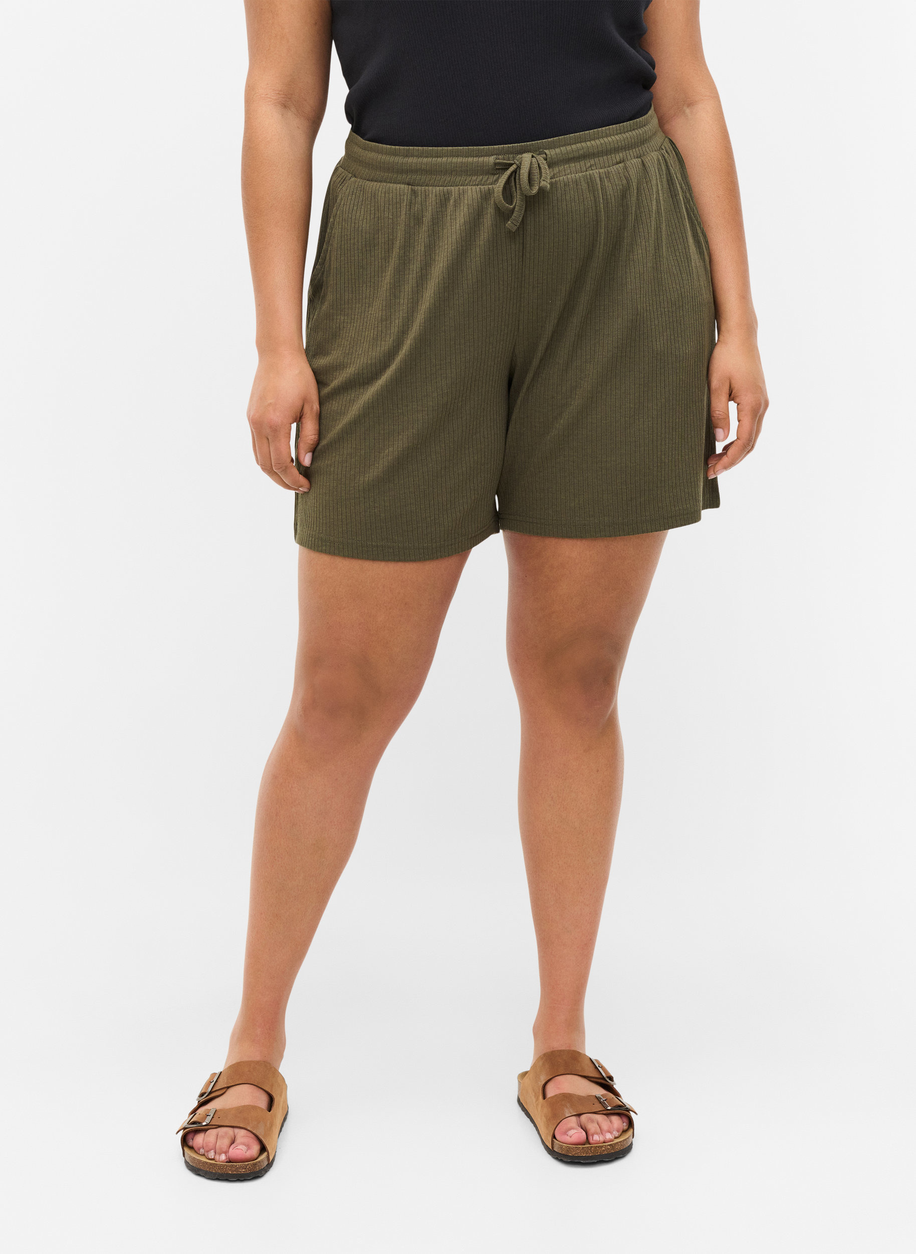 Shorts i et ribbet materiale med lommer, Dusty Olive, Model