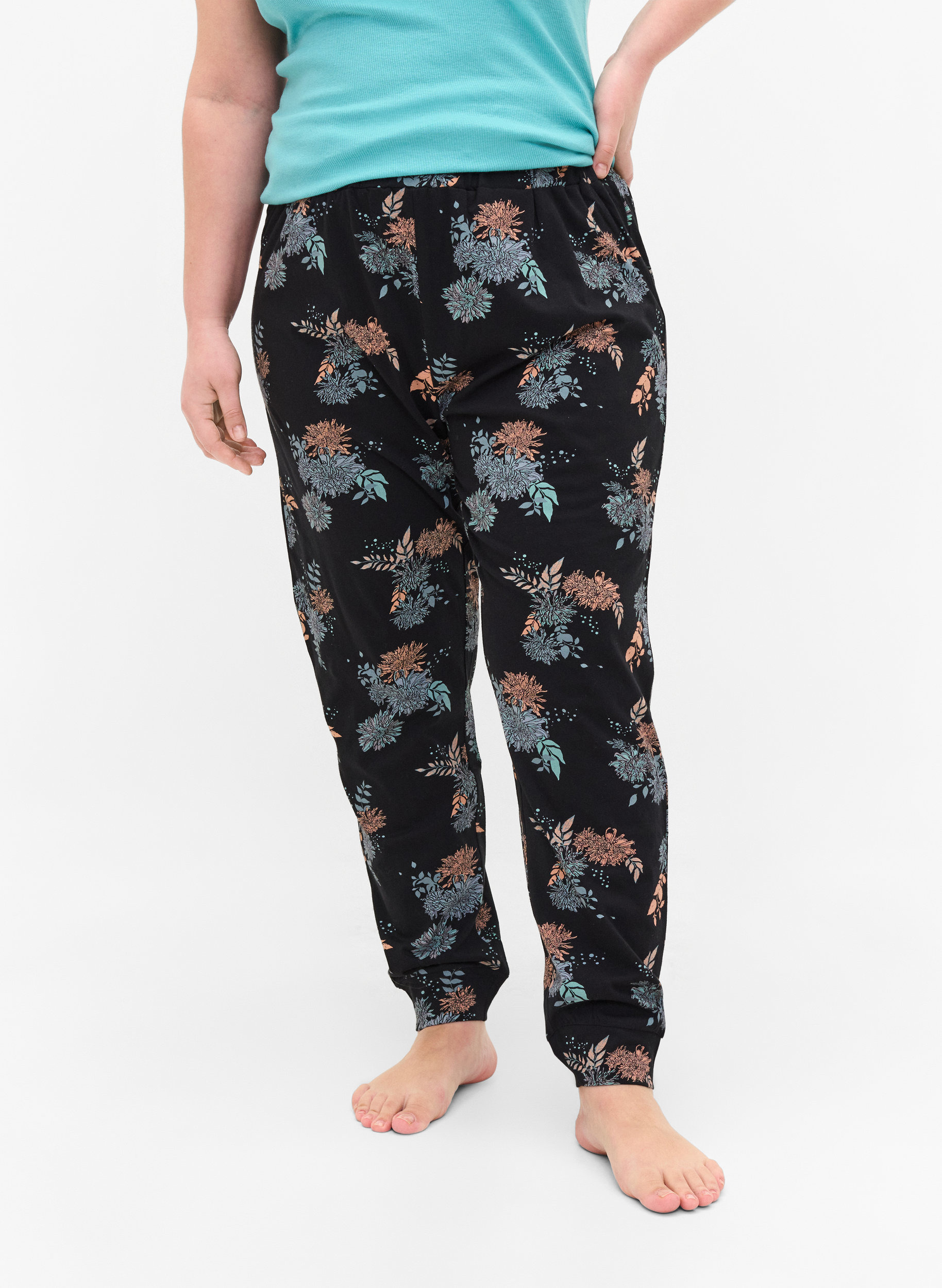 Pysjamasbukser med blomstermønster i bomull, Black Flower AOP, Model