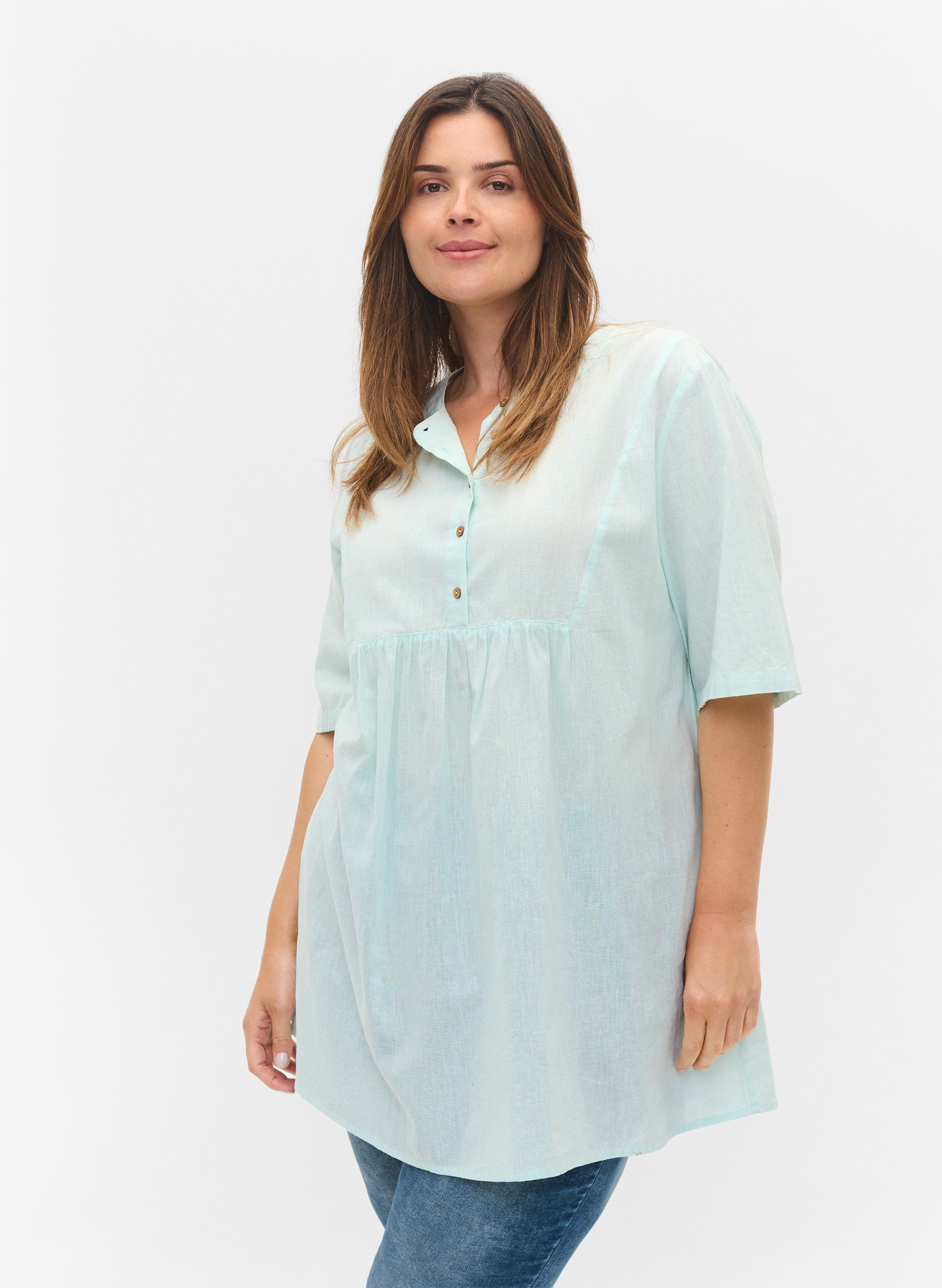 Kortermet tunika med knapper, Moonlight Jade, Model