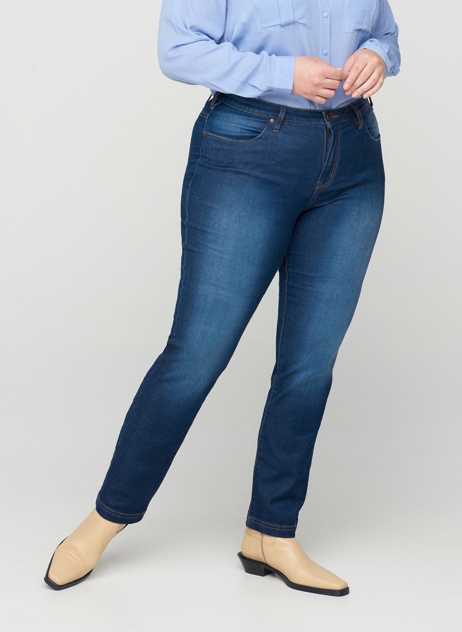 Slim fit Emily jeans med normal høyde i livet, Blue denim, Model image number 3
