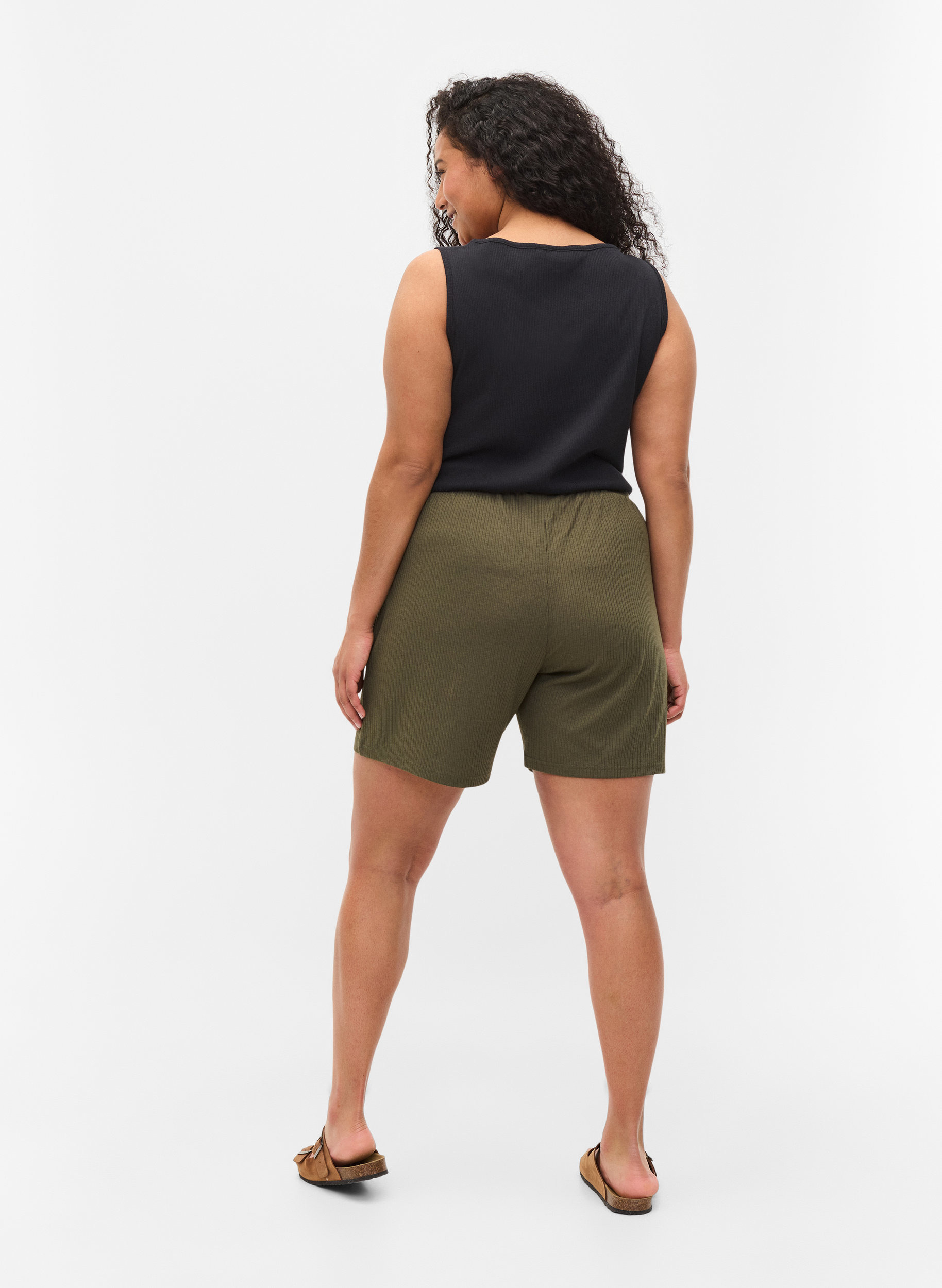 Shorts i et ribbet materiale med lommer, Dusty Olive, Model