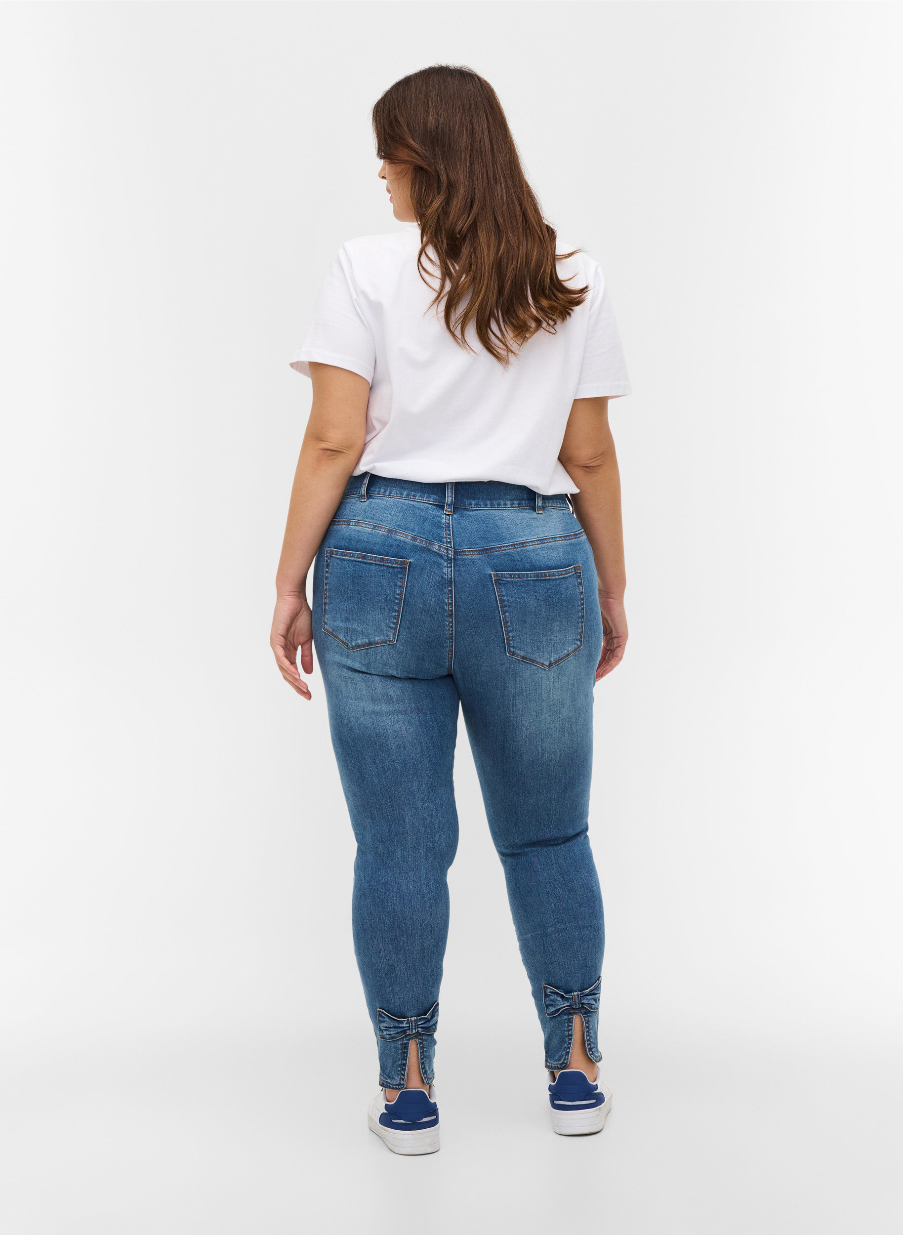 Cropped Amy jeans med høyt liv og sløyfe, Blue denim, Model image number 1