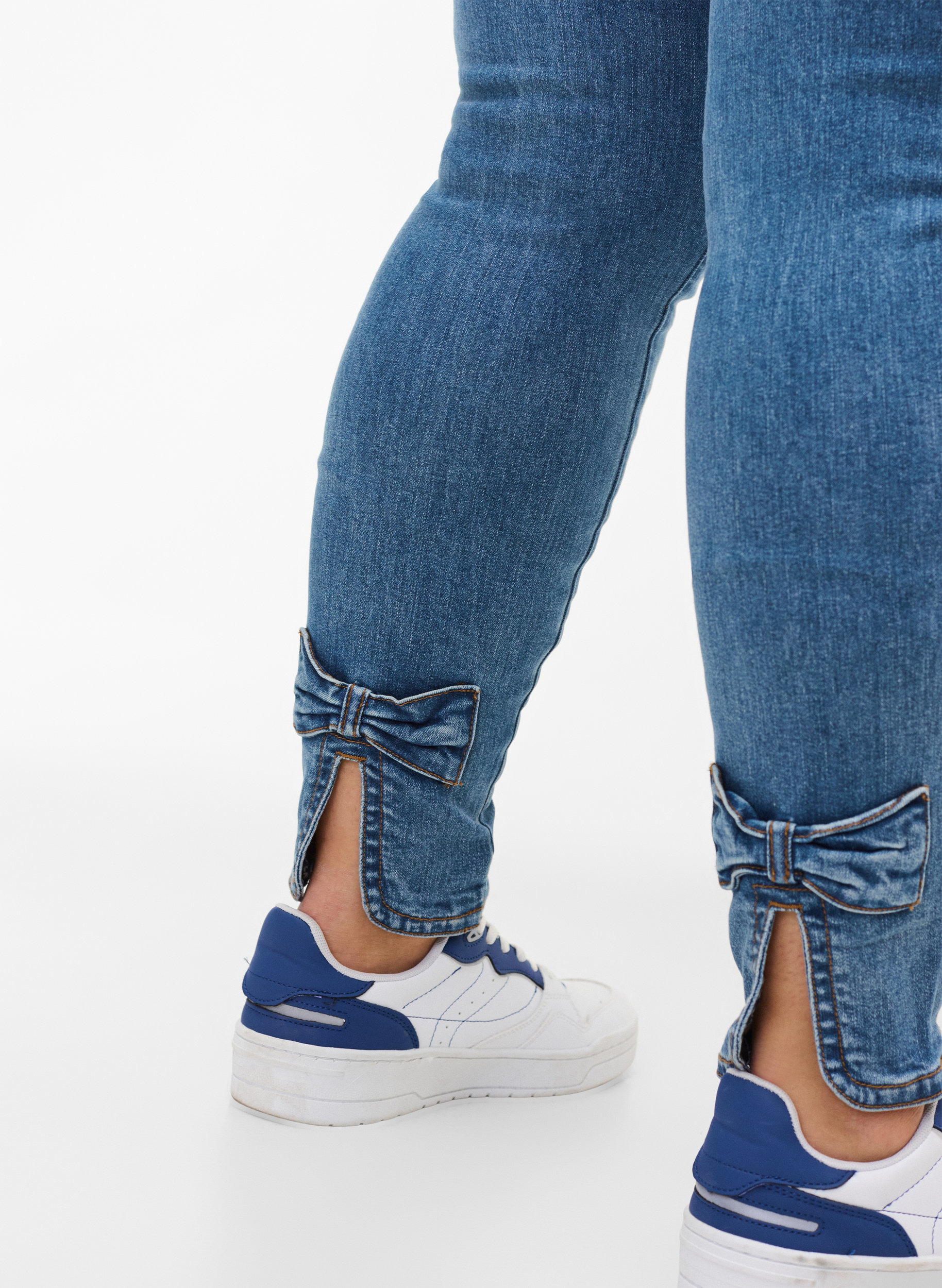 Cropped Amy jeans med høyt liv og sløyfe, Blue denim, Model image number 2
