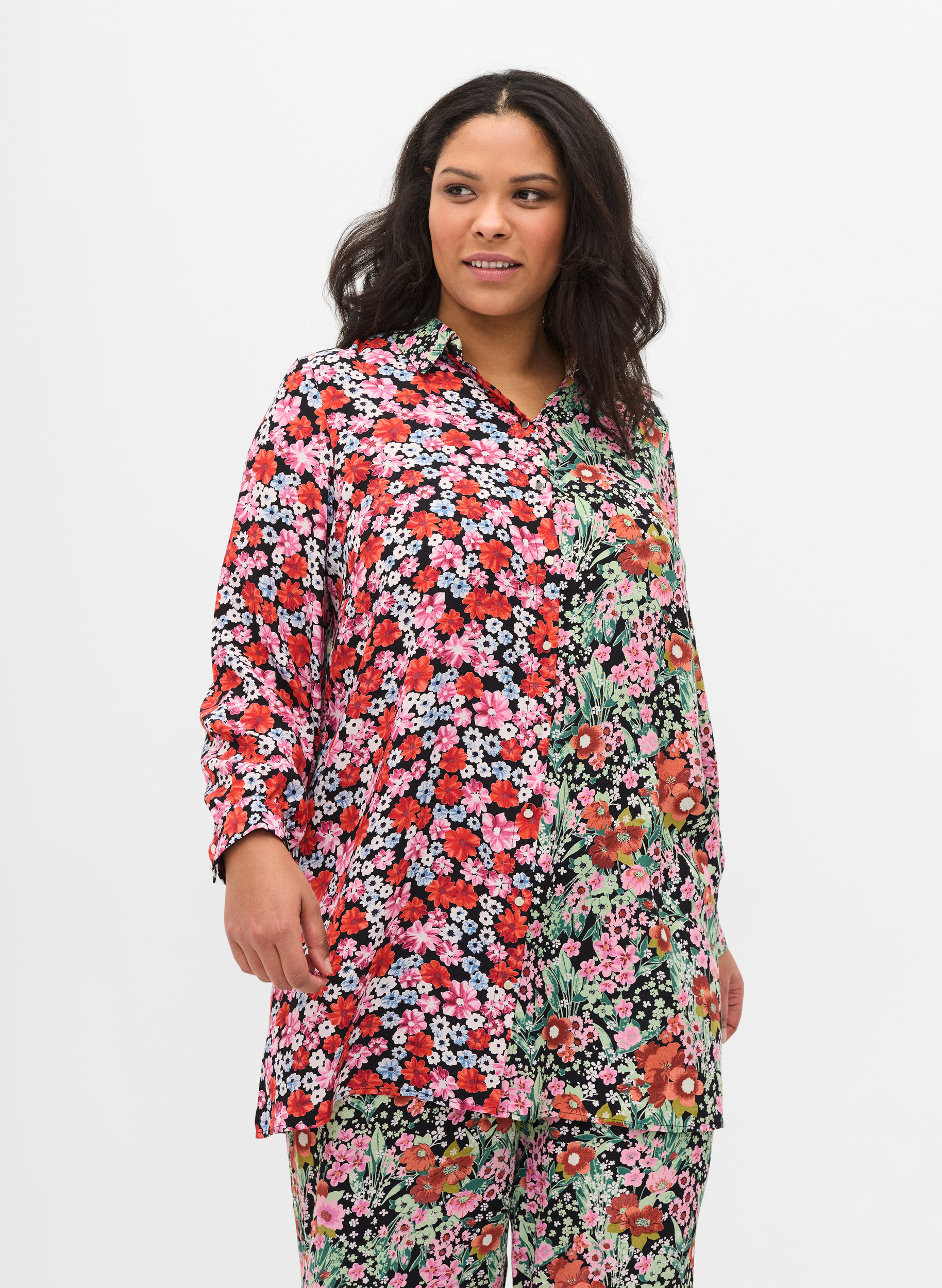 Lang blomstrete skjorte i viskose, Flower AOP Mix, Model