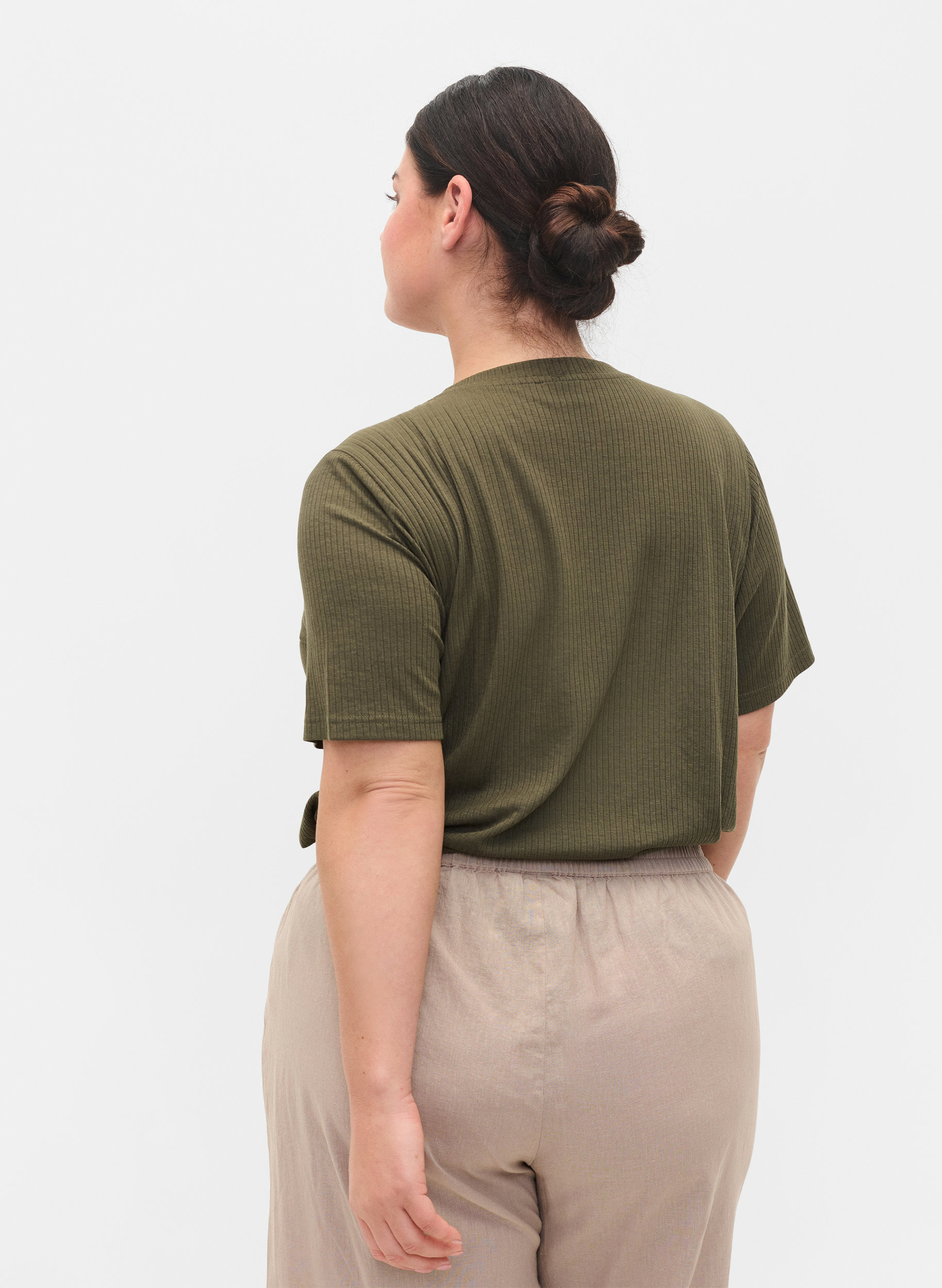 Kortermet T-skjorte i et ribbet materiale, Dusty Olive, Model