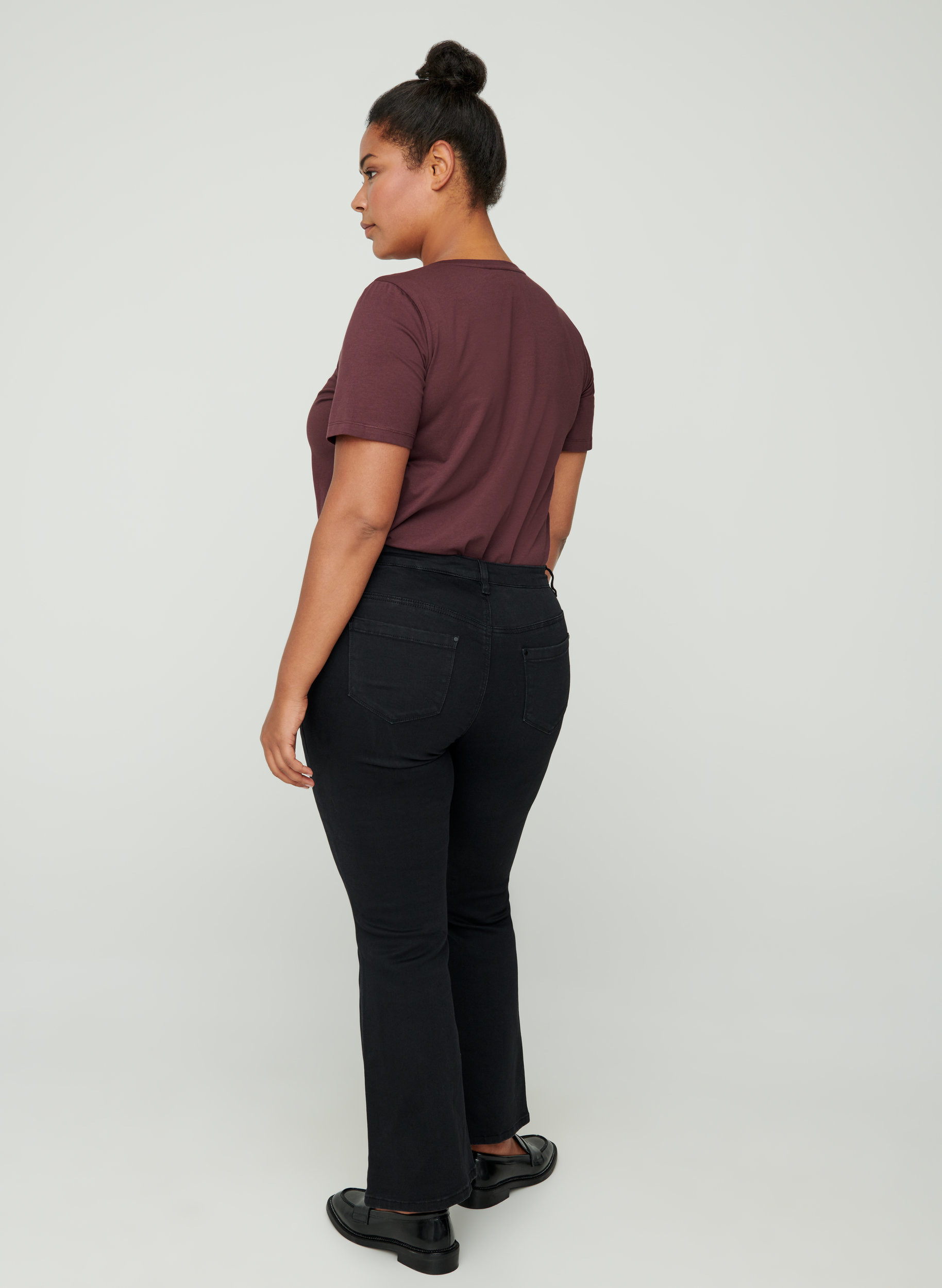 Ellen bootcut jeans med høyt liv, Black, Model